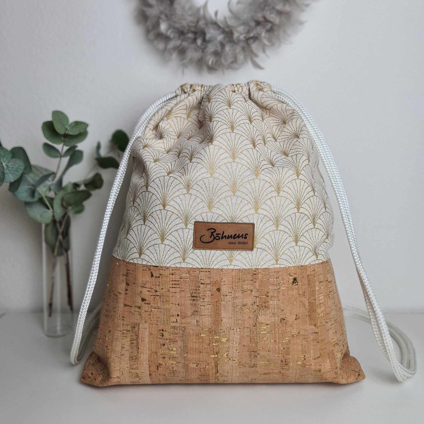 Sportbag "goldener Fächer"Der hochwertige Sport-Bag "goldener Fächer" besticht durch sein innovatives Design. Der leichte Canvasstoff mit dem Fächermuster passt perfekt zum Kork mit goldenen Sport-Bag "goldenerBöhnens