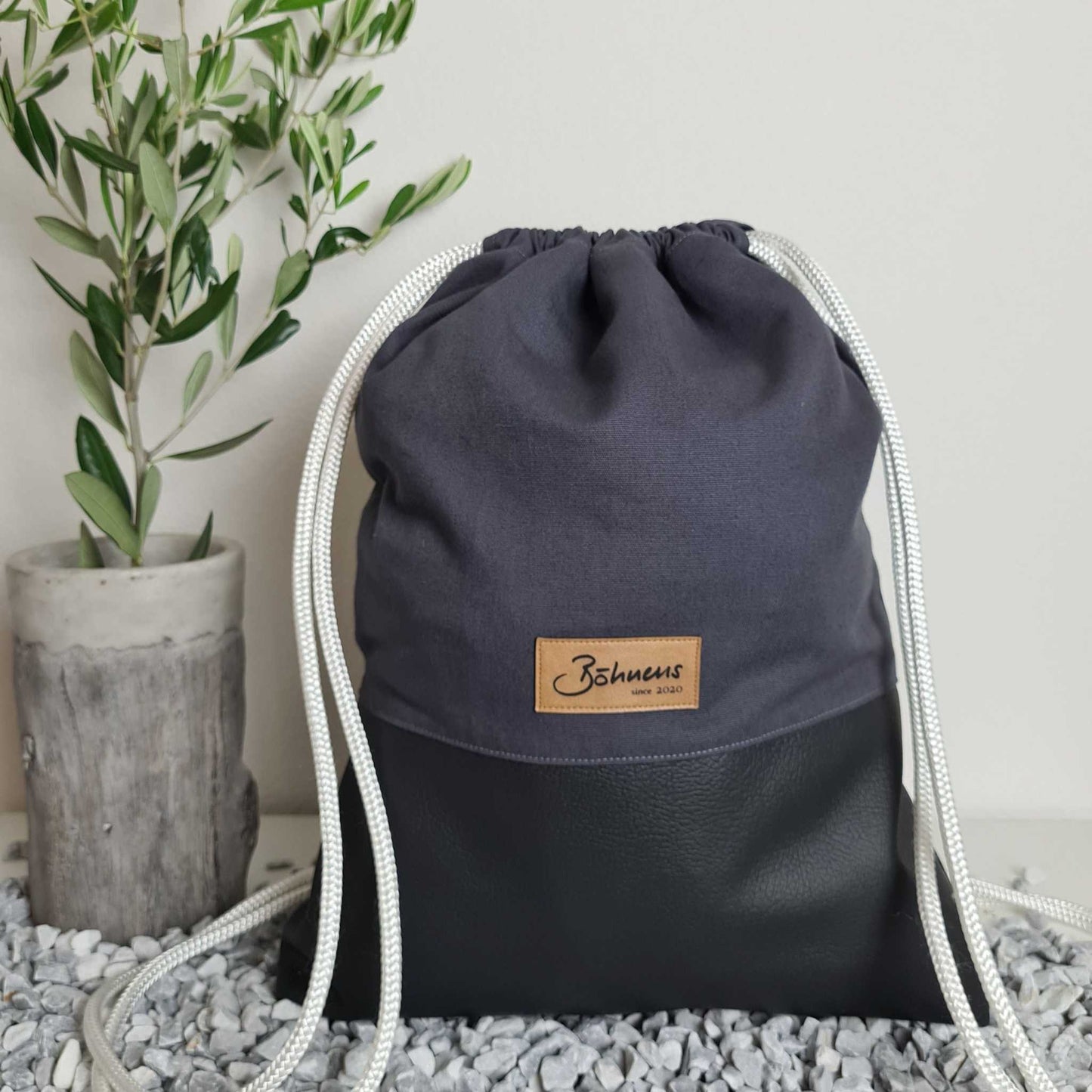 Handgemachter Sportbag Anthrazit aus Heavy Canvas mit anthrazitfarbenem Kunstleder-Boden, verstellbaren Seilen und Innentasche.