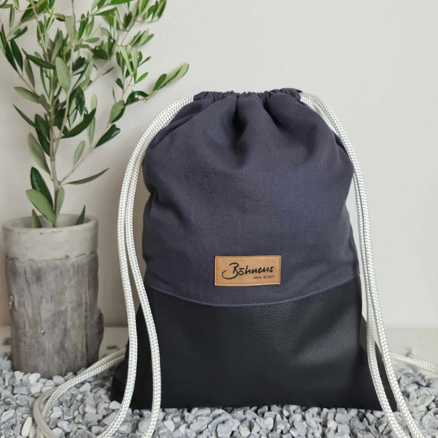 Sportbag AnthrazitDer Sportbag Anthrazit - dezent, schlicht und zeitlos.Sportbag aus einem Heavy Canvas und einem anthrazit farbigen Kunstleder-Boden.
Der Bag verfügt zusätzlich über Sportbag AnthrazitBöhnens