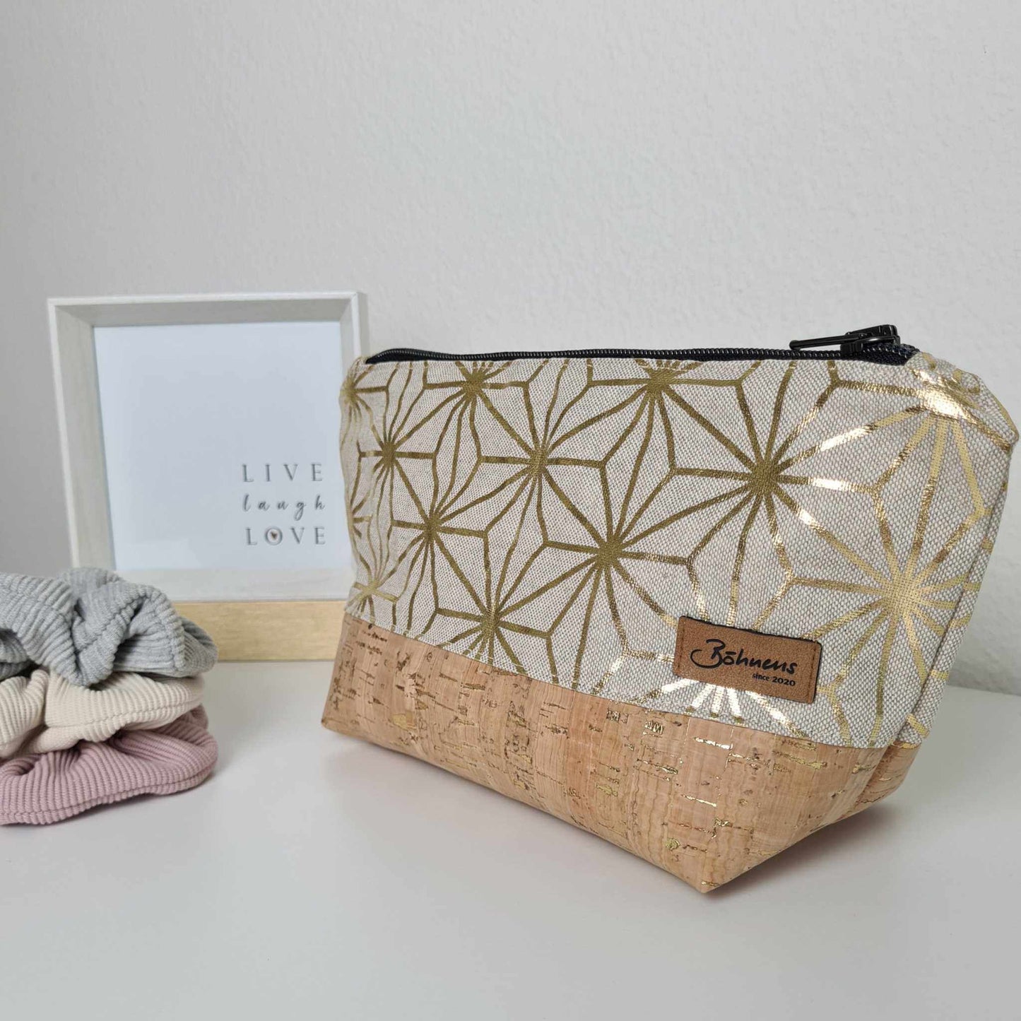 Necessaire "Geo Stars"Hol dir den natürlichen Glam-Faktor mit unserer nachhaltig gefertigten „Geo Stars”-Necessaire. Hier trifft ökologischer und veganer Kork mit goldenen Akzenten auf CaNecessaire "Geo Stars"Böhnens