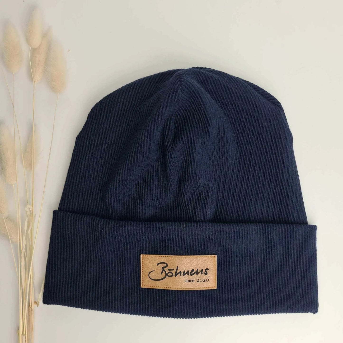 Hipster BeaniesDu bist auf der Suche nach dem coolsten Accessoire für Frauen und Männer? Dann sind unsere Hipster-Beanies genau das Richtige! Sie sind in verschiedenen Farben und GHipster BeaniesBöhnens