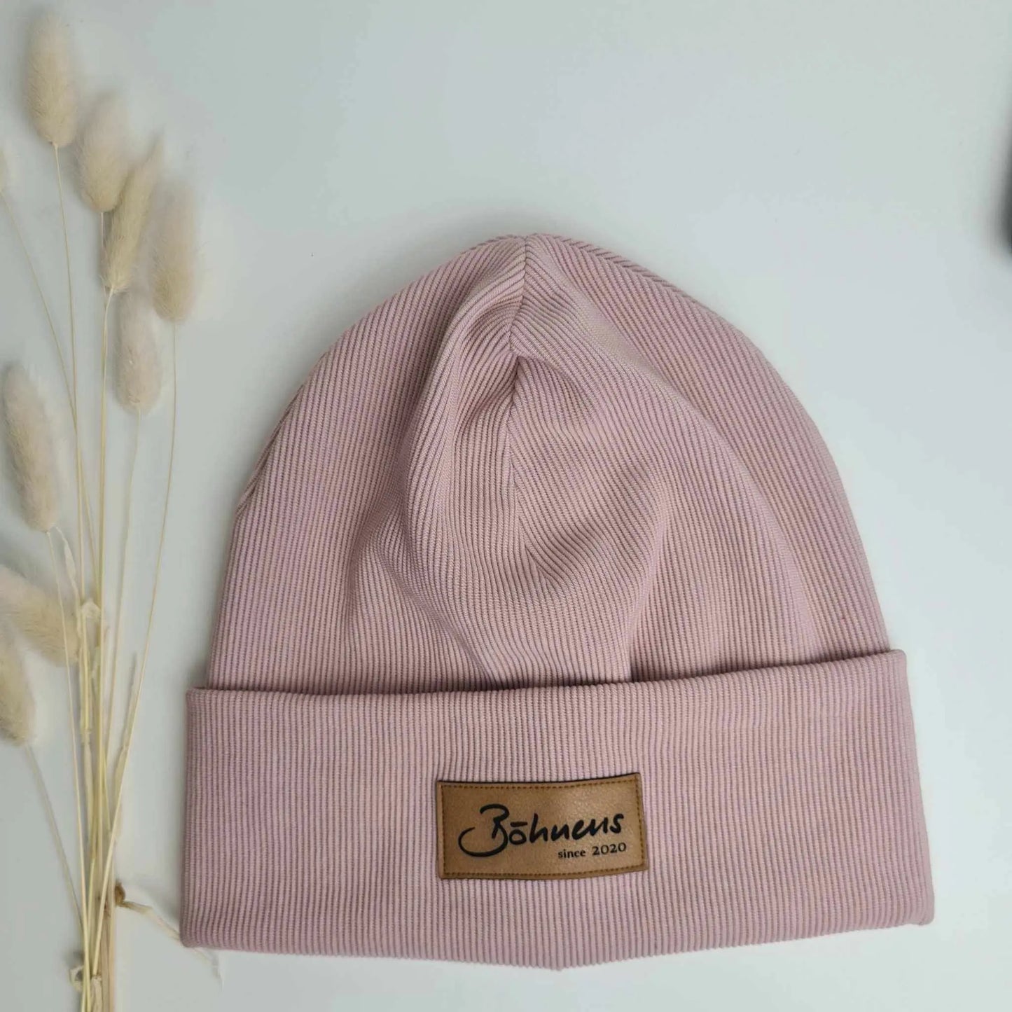 Hipster BeaniesDu bist auf der Suche nach dem coolsten Accessoire für Frauen und Männer? Dann sind unsere Hipster-Beanies genau das Richtige! Sie sind in verschiedenen Farben und GHipster BeaniesBöhnens