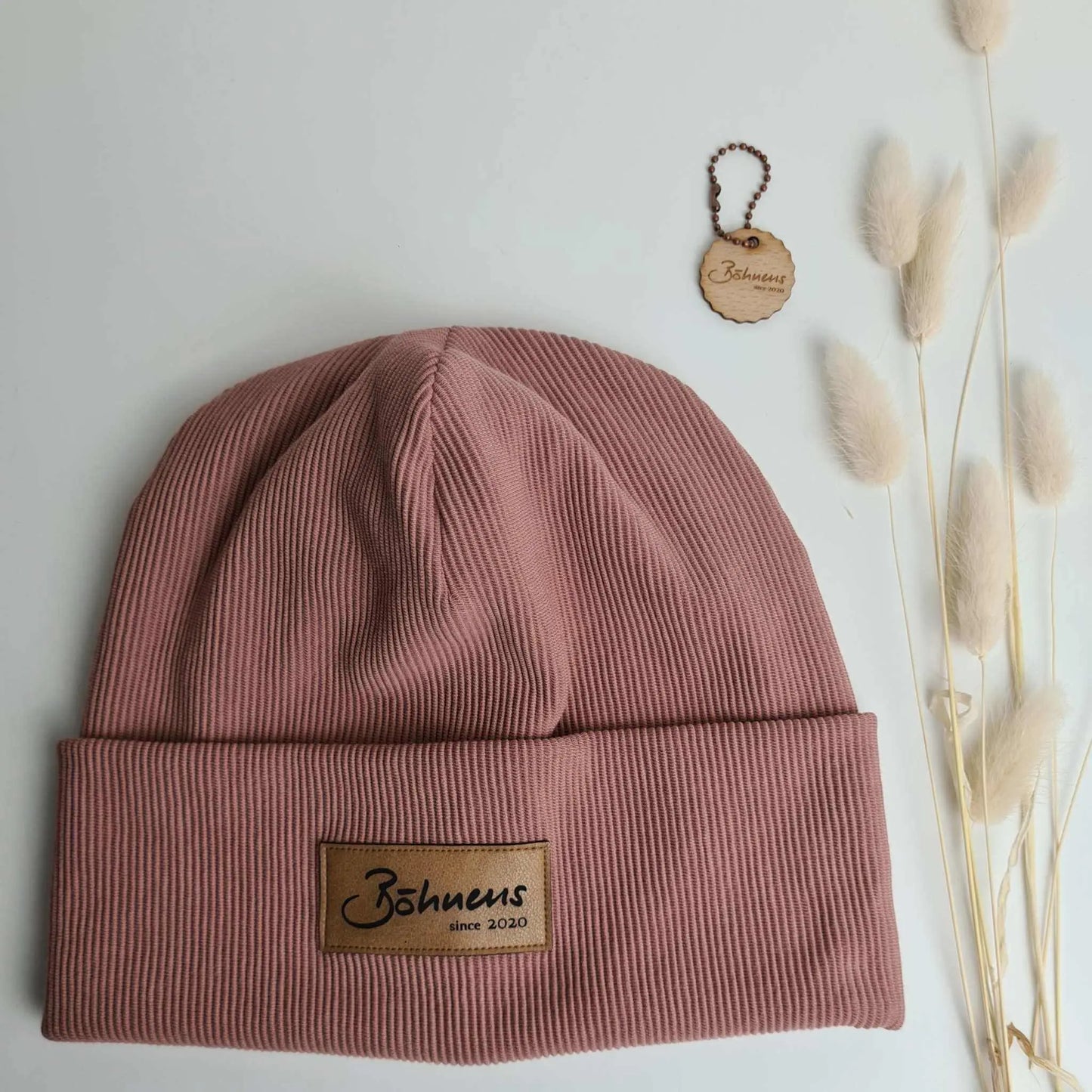 Hipster BeaniesDu bist auf der Suche nach dem coolsten Accessoire für Frauen und Männer? Dann sind unsere Hipster-Beanies genau das Richtige! Sie sind in verschiedenen Farben und GHipster BeaniesBöhnens