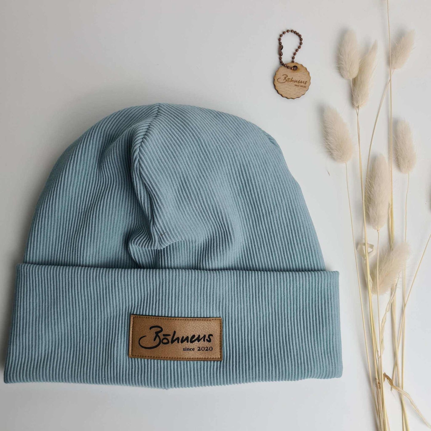Hipster BeaniesDu bist auf der Suche nach dem coolsten Accessoire für Frauen und Männer? Dann sind unsere Hipster-Beanies genau das Richtige! Sie sind in verschiedenen Farben und GHipster BeaniesBöhnens