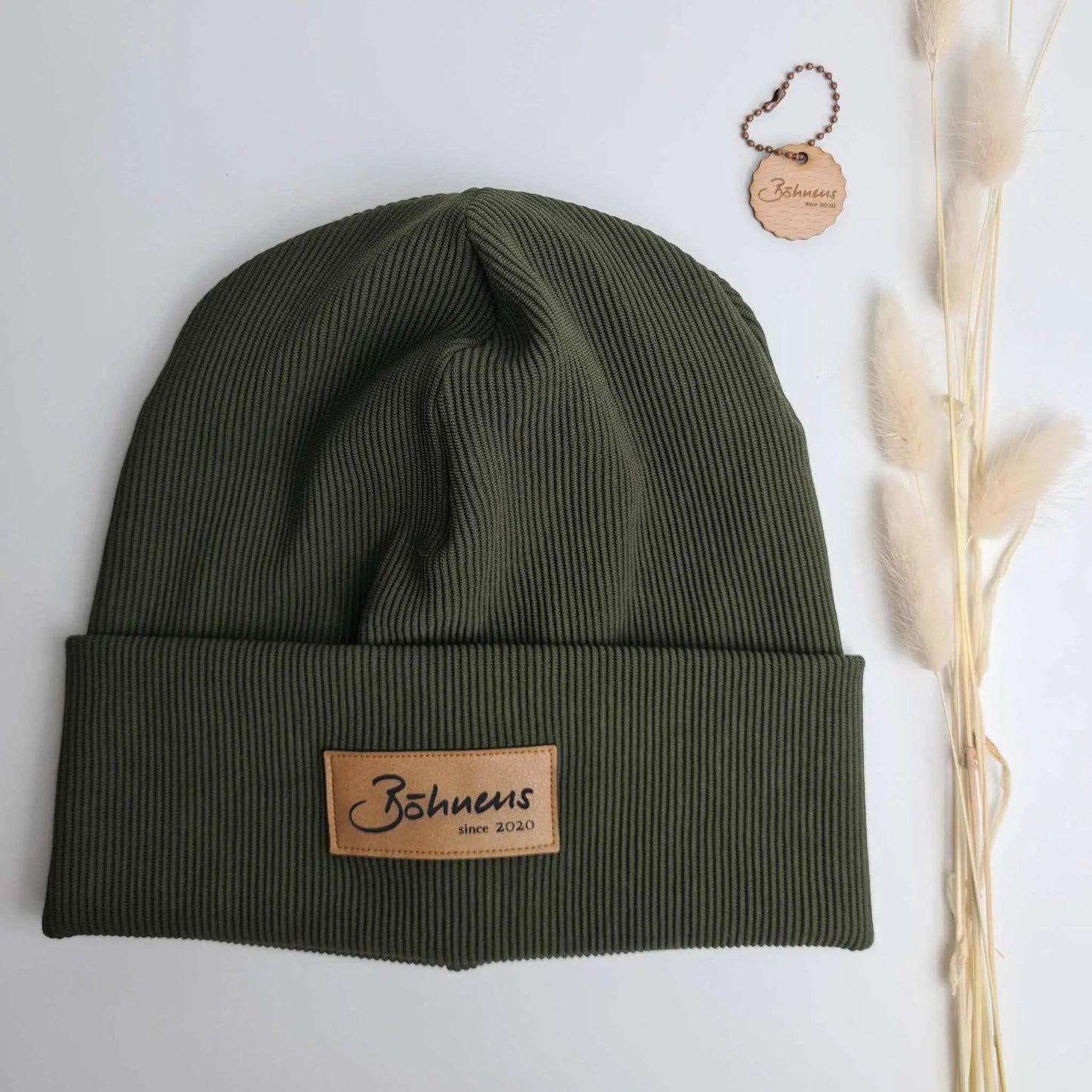 Hipster BeaniesDu bist auf der Suche nach dem coolsten Accessoire für Frauen und Männer? Dann sind unsere Hipster-Beanies genau das Richtige! Sie sind in verschiedenen Farben und GHipster BeaniesBöhnens