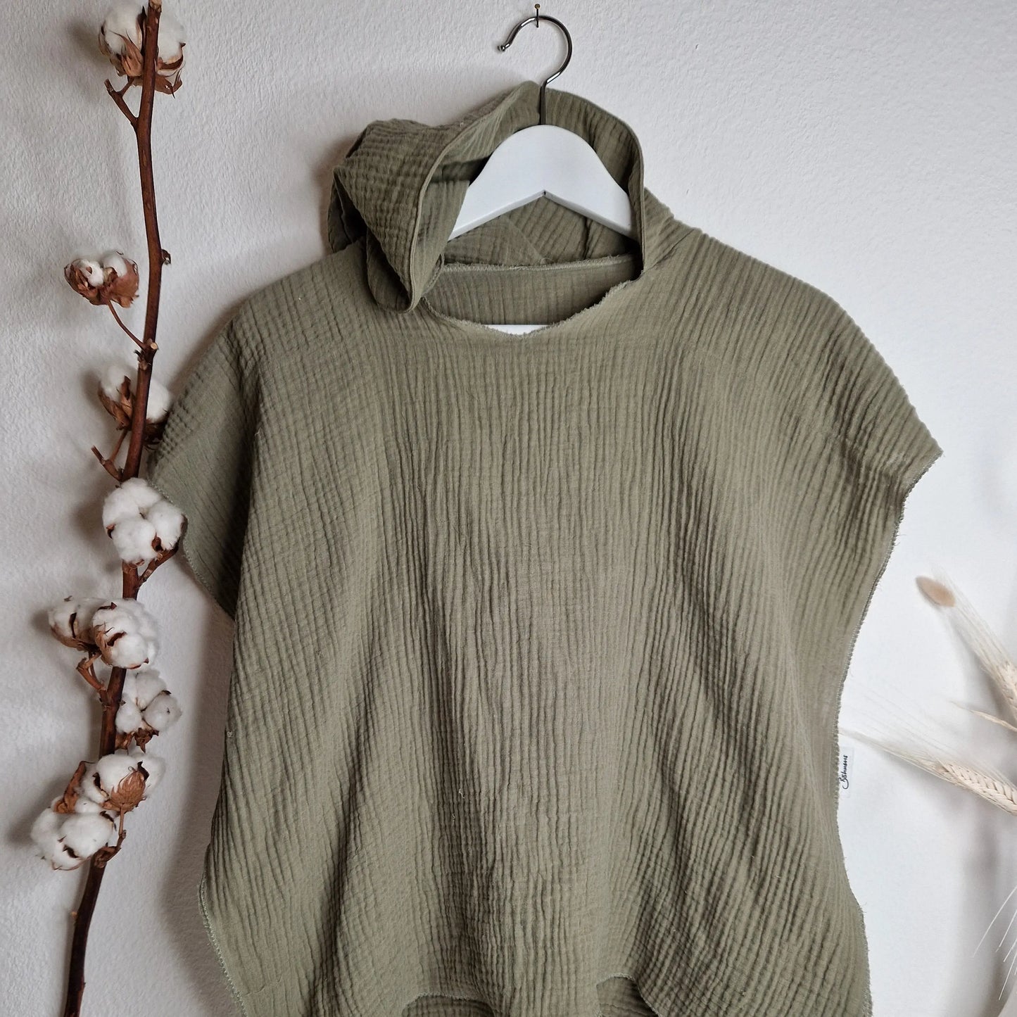 Olivegrüner Bade-Poncho aus Musselin für Kinder, weich und schnell trocknend, ideal für Badespass und als sommerliche Decke.