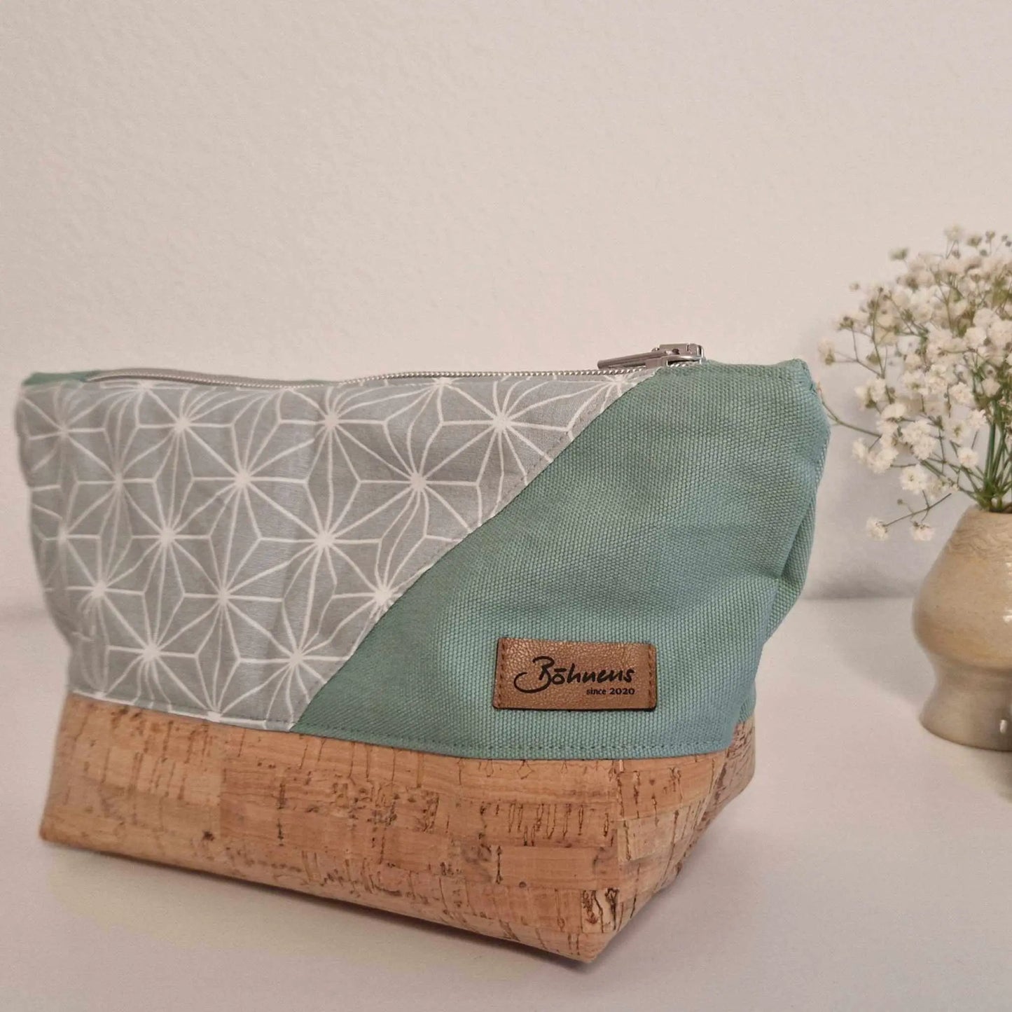 Necessaire "Pastellgrün"Canvas trifft auf portugiesischen Kork! Diese beiden Materialien sind die perfekte Symbiose für Style und Komfort auf die man sich verlassen kann. Quasi ein echter GNecessaire "Pastellgrün"Böhnens