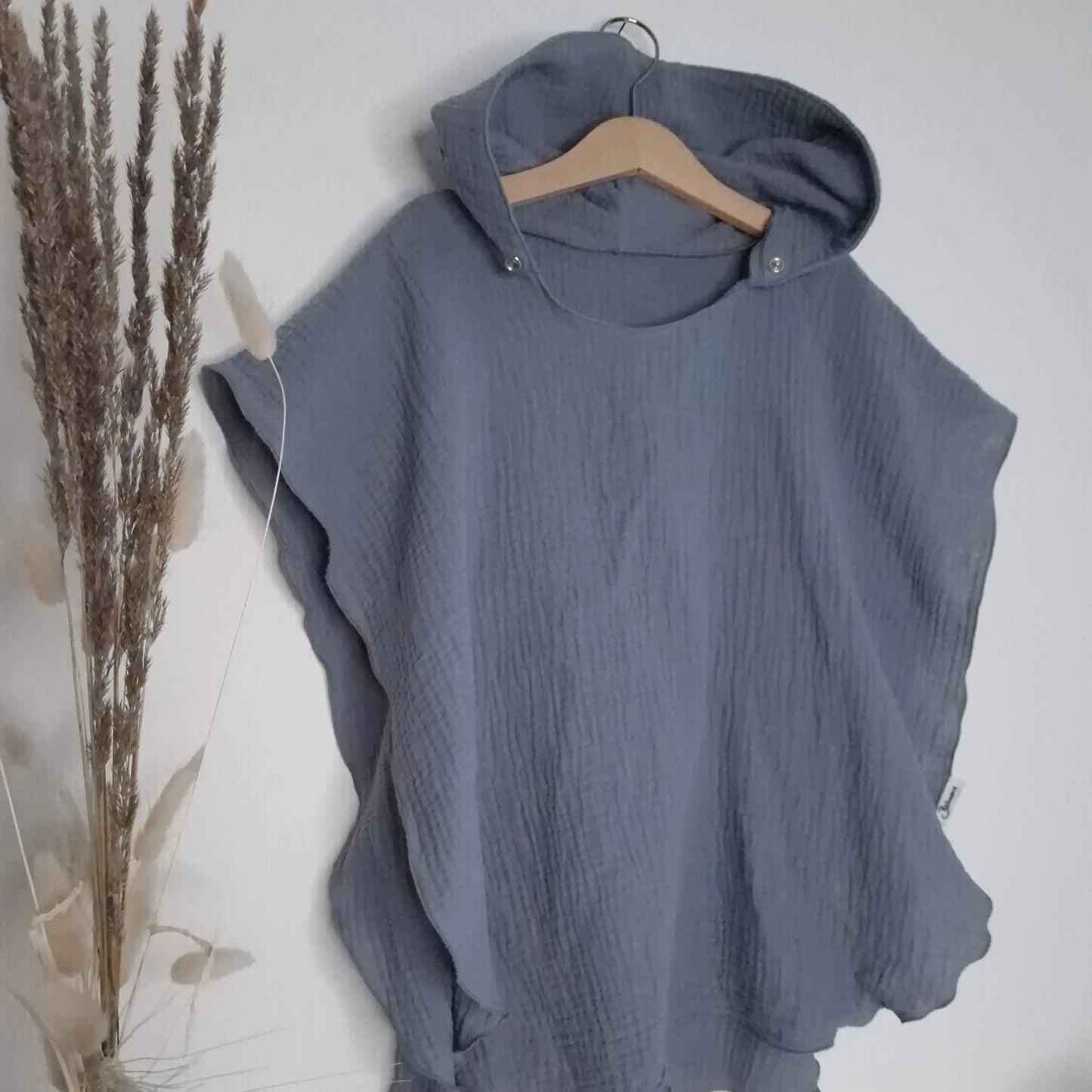 Bade-Poncho aus Musselin in lightjeans mit Kapuze, superweich und schnelltrocknend, ideal für Kinder.