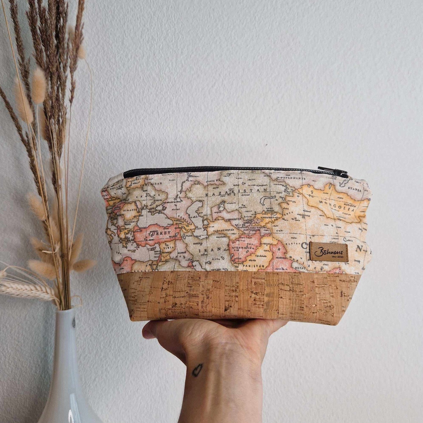 Necessaire "Weltkarte"Diese Necessaire ist so auffällig wie es nützlich ist - mit ihrem Weltkarten Motiv ist es der perfekte Begleiter für deine Reise.
Hinweis:Bitte beachte, dass die StoNecessaire WeltkarteBöhnens