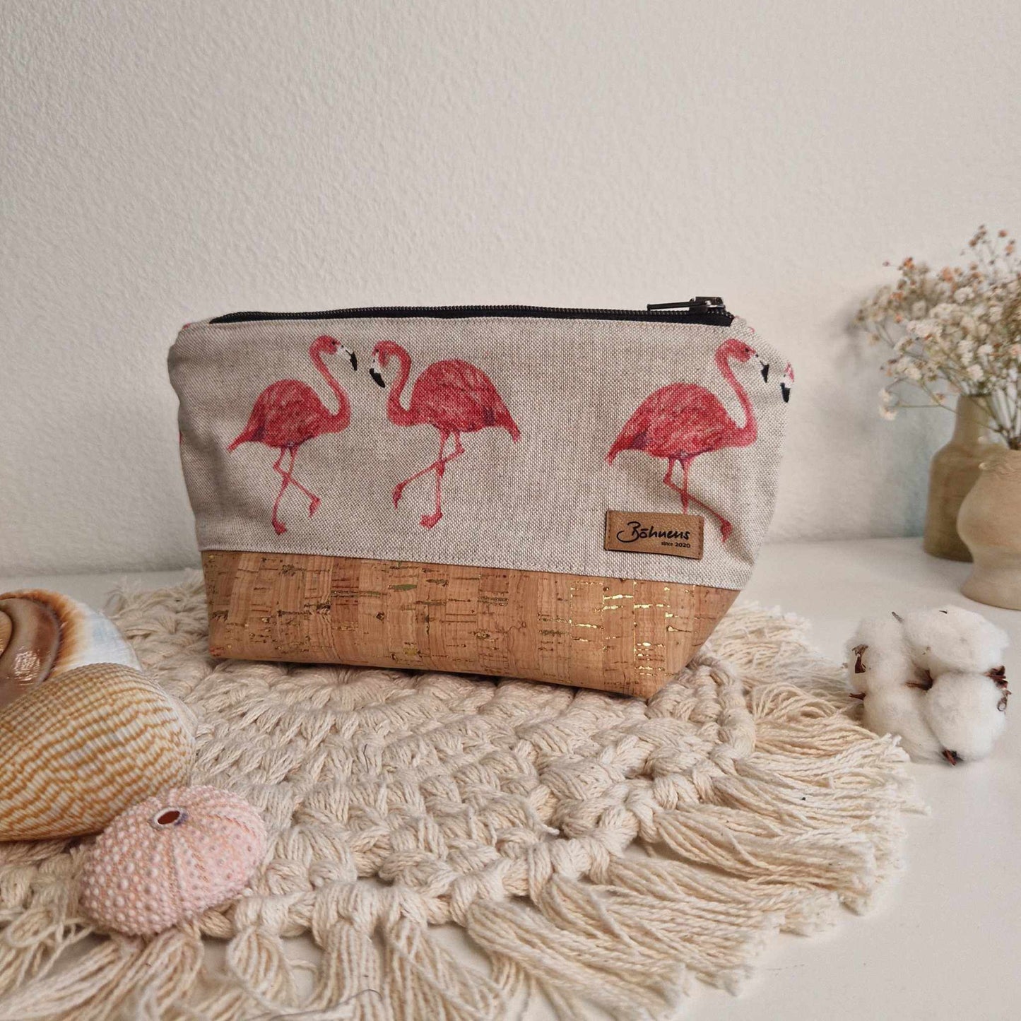 Necessaire "Flamingo"Hol dir den natürlichen Glam-Faktor mit unserer nachhaltig gefertigtem „Flamingo”-Necessaire. Hier trifft ökologischer und veganer Kork mit goldenen Akzenten auf CanNecessaire "Flamingo"Böhnens