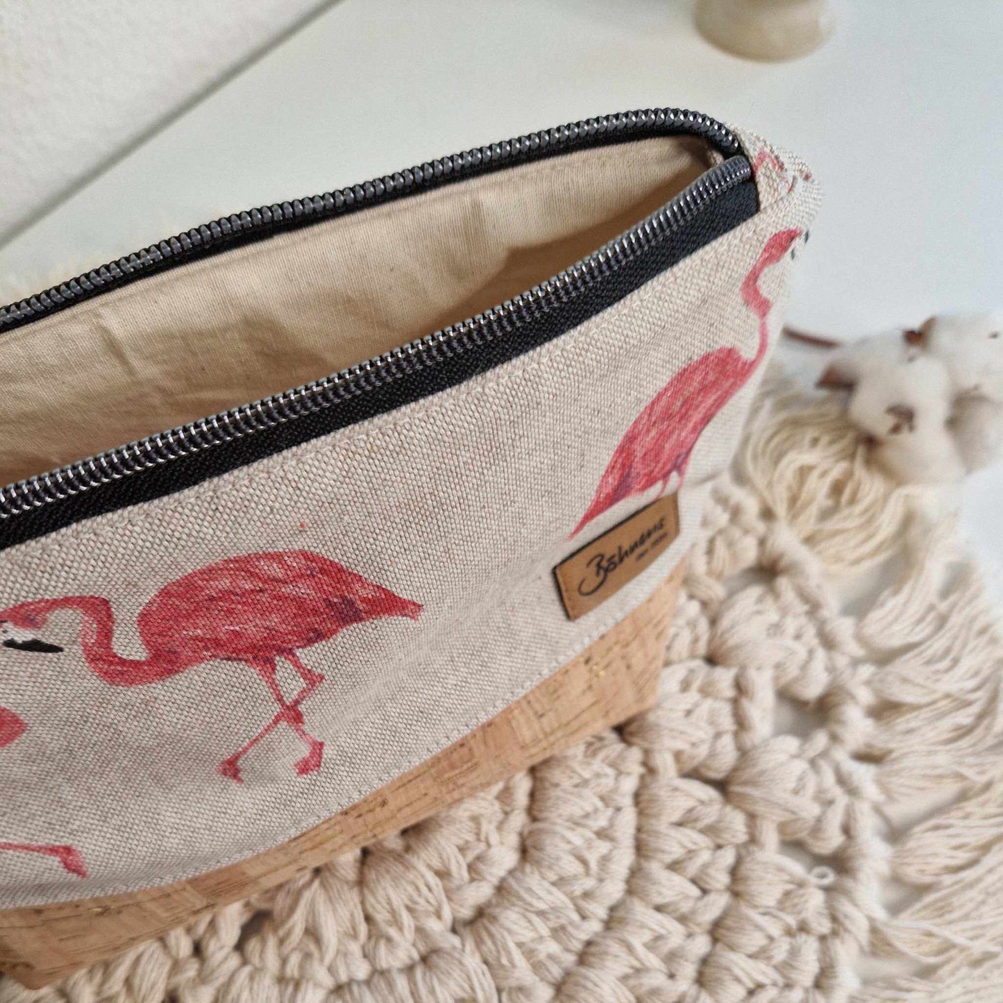 Necessaire "Flamingo"Hol dir den natürlichen Glam-Faktor mit unserer nachhaltig gefertigtem „Flamingo”-Necessaire. Hier trifft ökologischer und veganer Kork mit goldenen Akzenten auf CanNecessaire "Flamingo"Böhnens