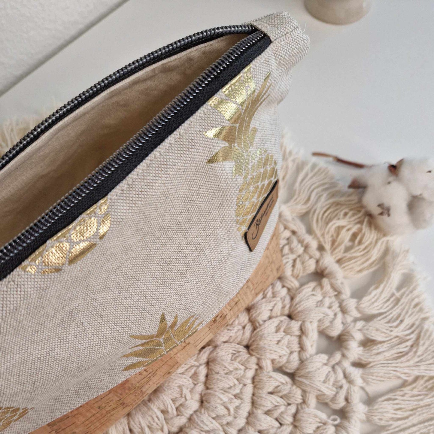 Necessaire "goldene Ananas"Hol dir den natürlichen Glam-Faktor mit unserer nachhaltig gefertigten „goldenen Ananas”-Necessaire. Hier trifft ökologischer und veganer Kork mit goldenen Akzenten Necessaire "goldene Ananas"Böhnens