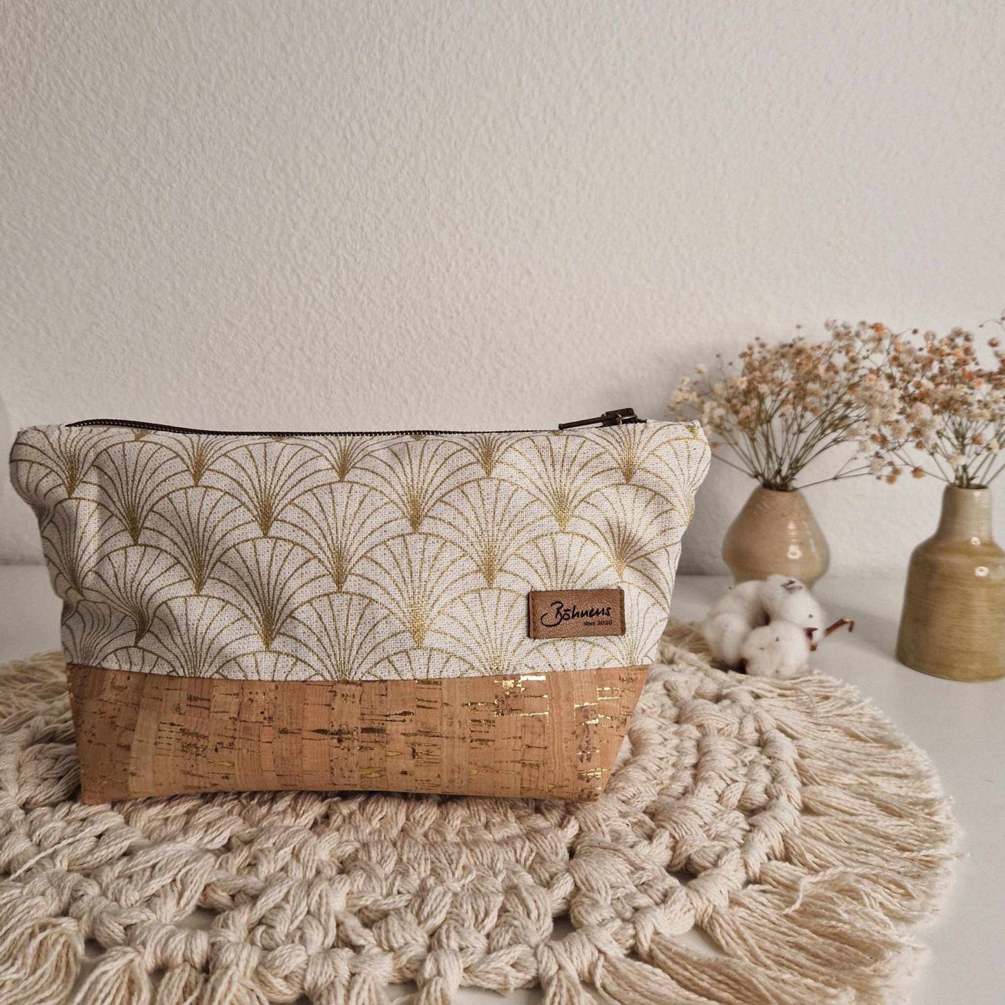Necessaire "goldener Fächer"Hol dir den natürlichen Glam-Faktor mit unserem nachhaltig gefertigtem „goldener Fächer”-Necessaire. Hier trifft ökologischer und veganer Kork mit goldenen Akzenten Necessaire "goldenerBöhnens