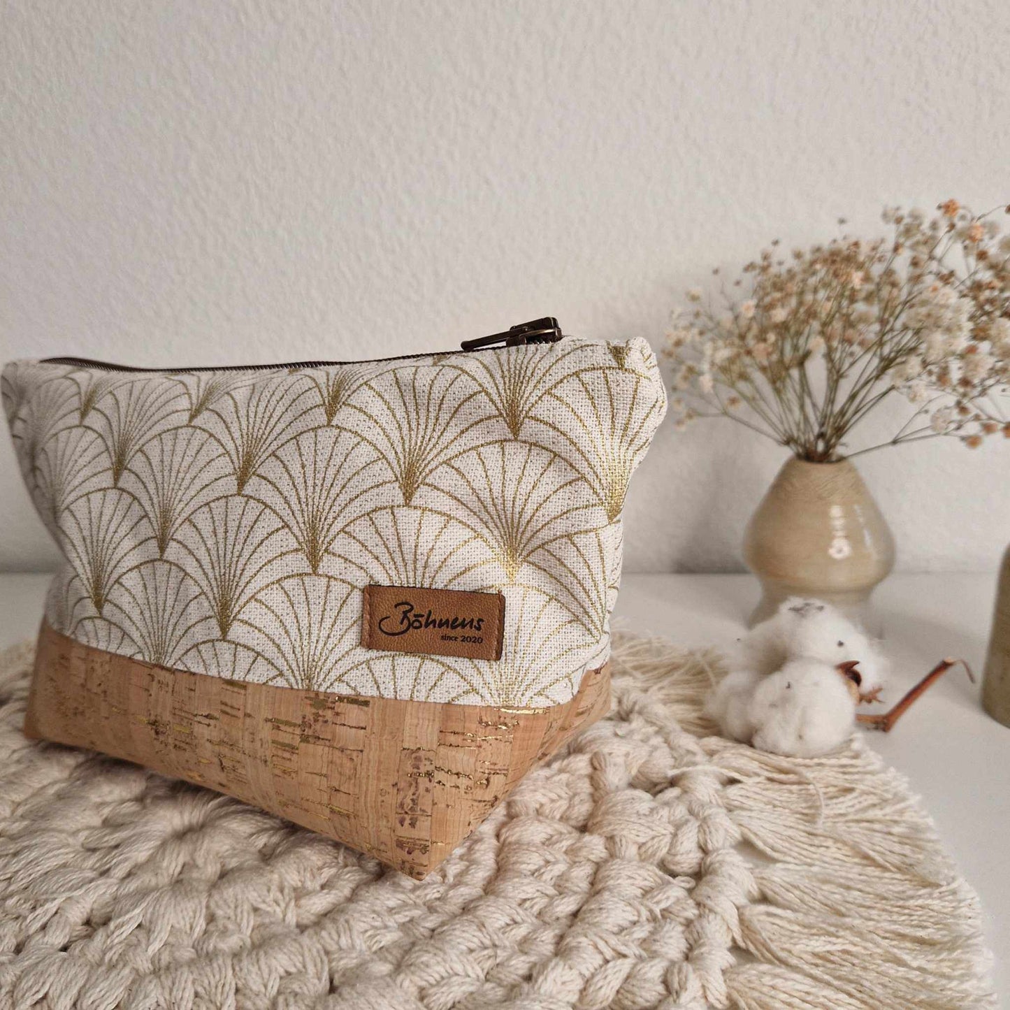Necessaire "goldener Fächer"Hol dir den natürlichen Glam-Faktor mit unserem nachhaltig gefertigtem „goldener Fächer”-Necessaire. Hier trifft ökologischer und veganer Kork mit goldenen Akzenten Necessaire "goldenerBöhnens