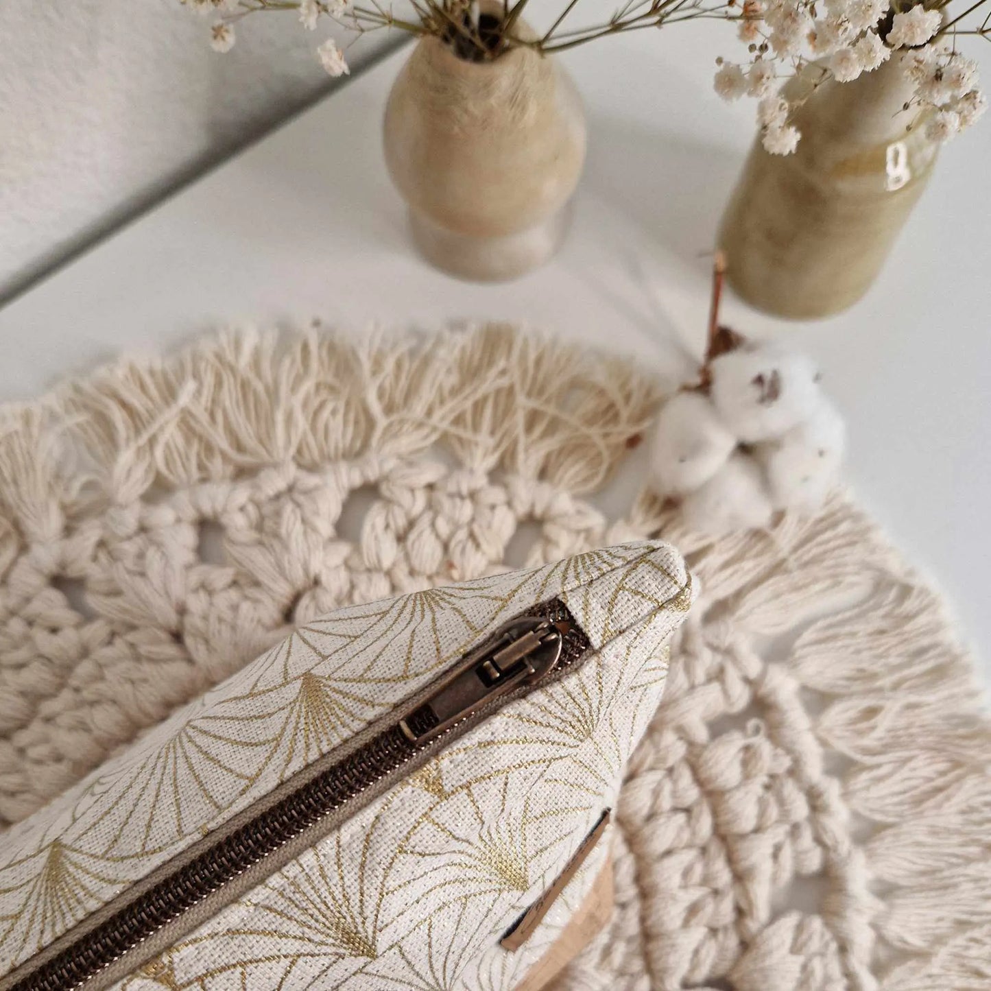 Necessaire "goldener Fächer"Hol dir den natürlichen Glam-Faktor mit unserem nachhaltig gefertigtem „goldener Fächer”-Necessaire. Hier trifft ökologischer und veganer Kork mit goldenen Akzenten Necessaire "goldenerBöhnens