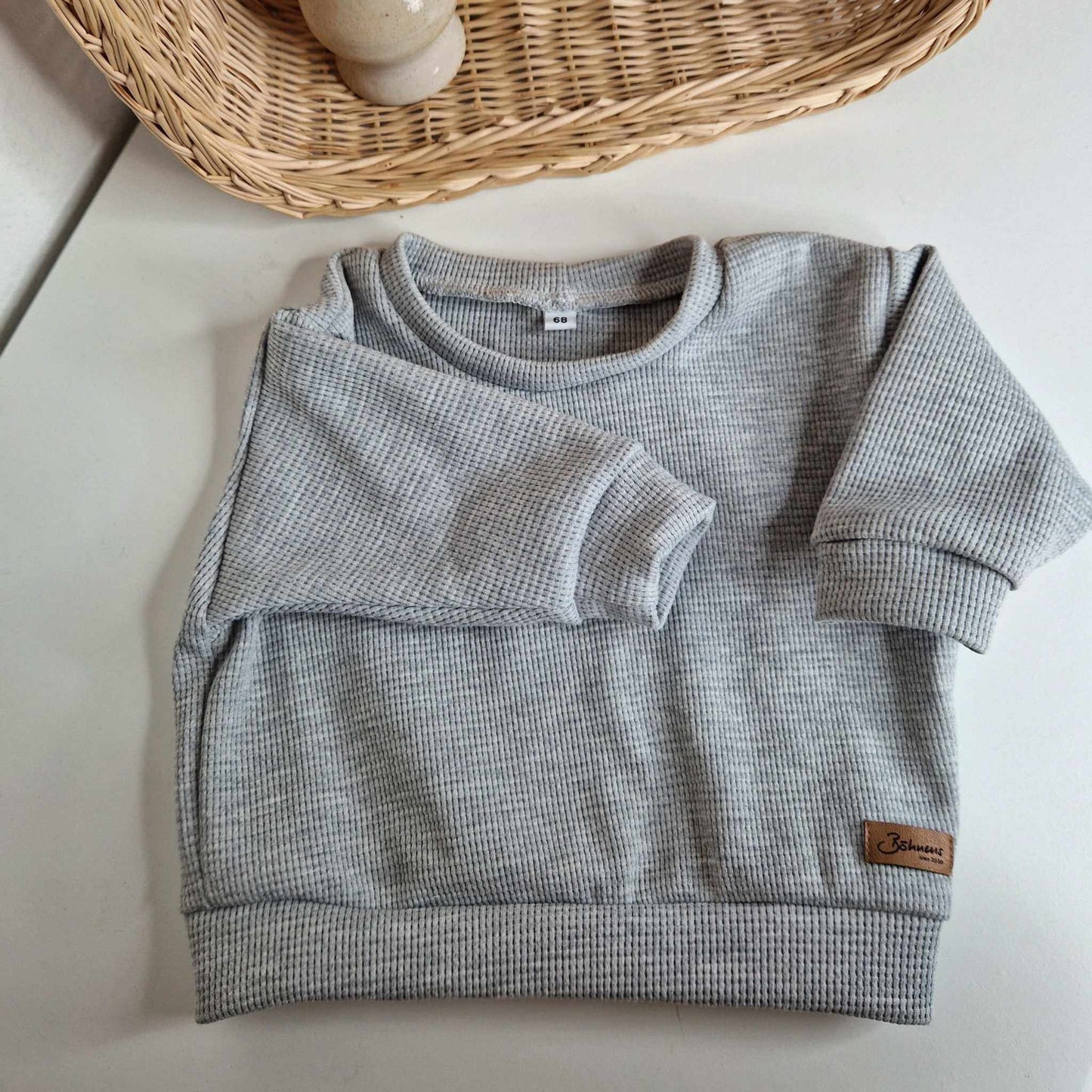 Oversize Pullover aus Waffle KnitHandgemachte Kindermode erfreut sich immer grösserer Beliebtheit. Ein besonderes Highlight ist der Oversize Pullover aus Waffle Knit, der sowohl für den lässigen LooOversize Pullover aus Waffle KnitBöhnens