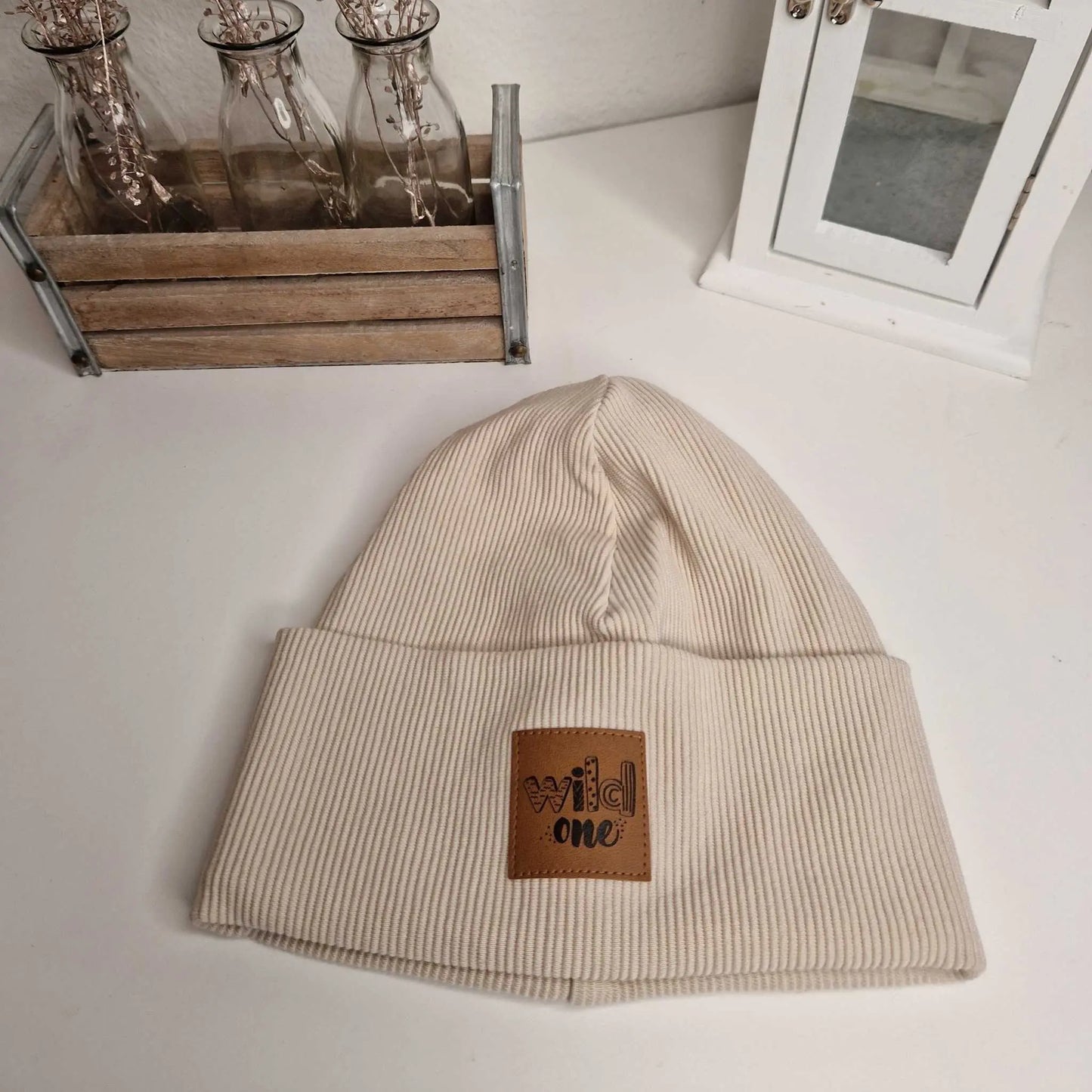 Hipster beanie in size 48 with "wild one" label, perfect winter accessory for kids.