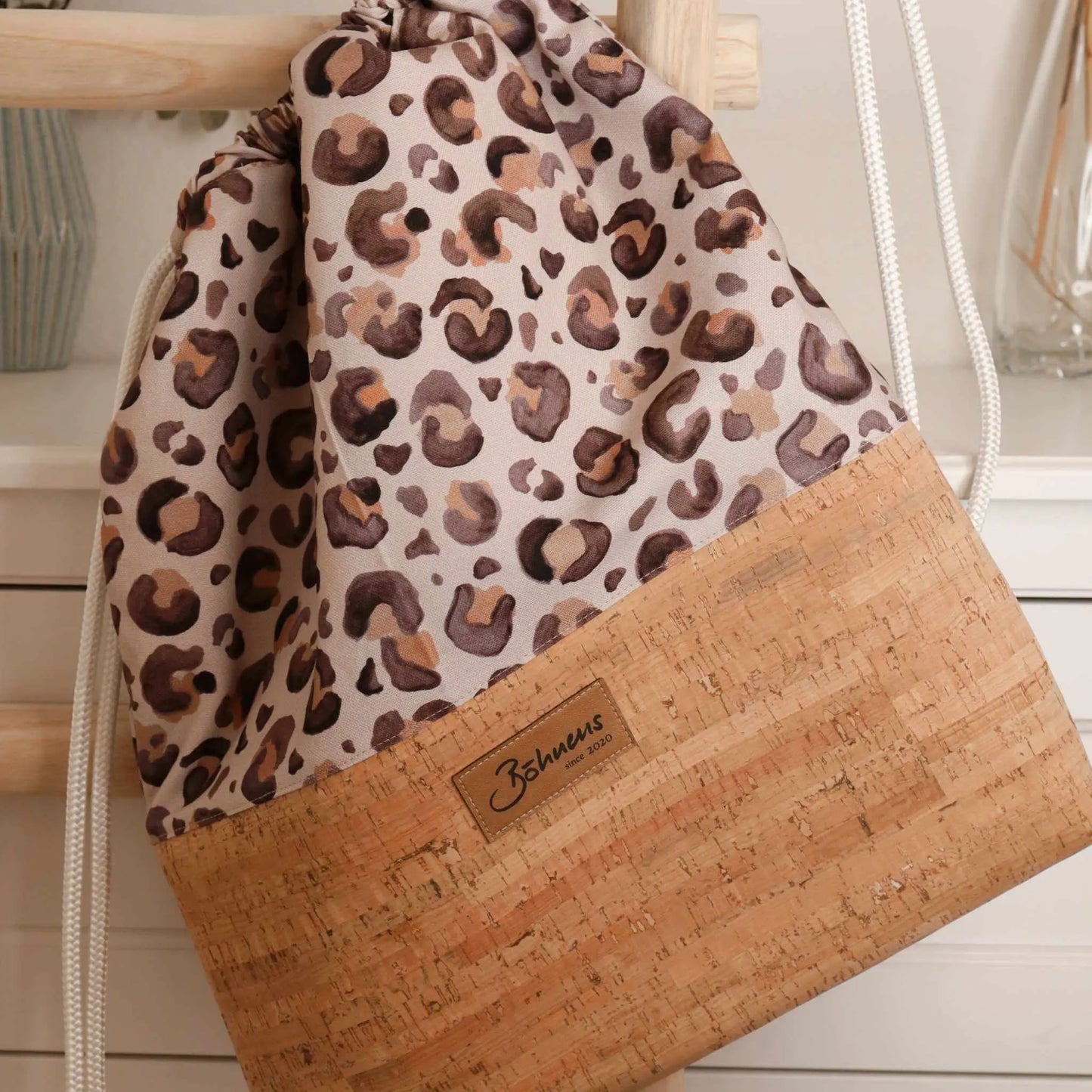 Sportbag "Leo"Der hochwertige Sport-Bag "Leo" besticht durch sein innovatives Design. Der leichte Canvasstoff mit dem Leostoff passt perfekt zum Kork nature.Der Bag verfügt zusätzSportbag "Leo"Böhnens