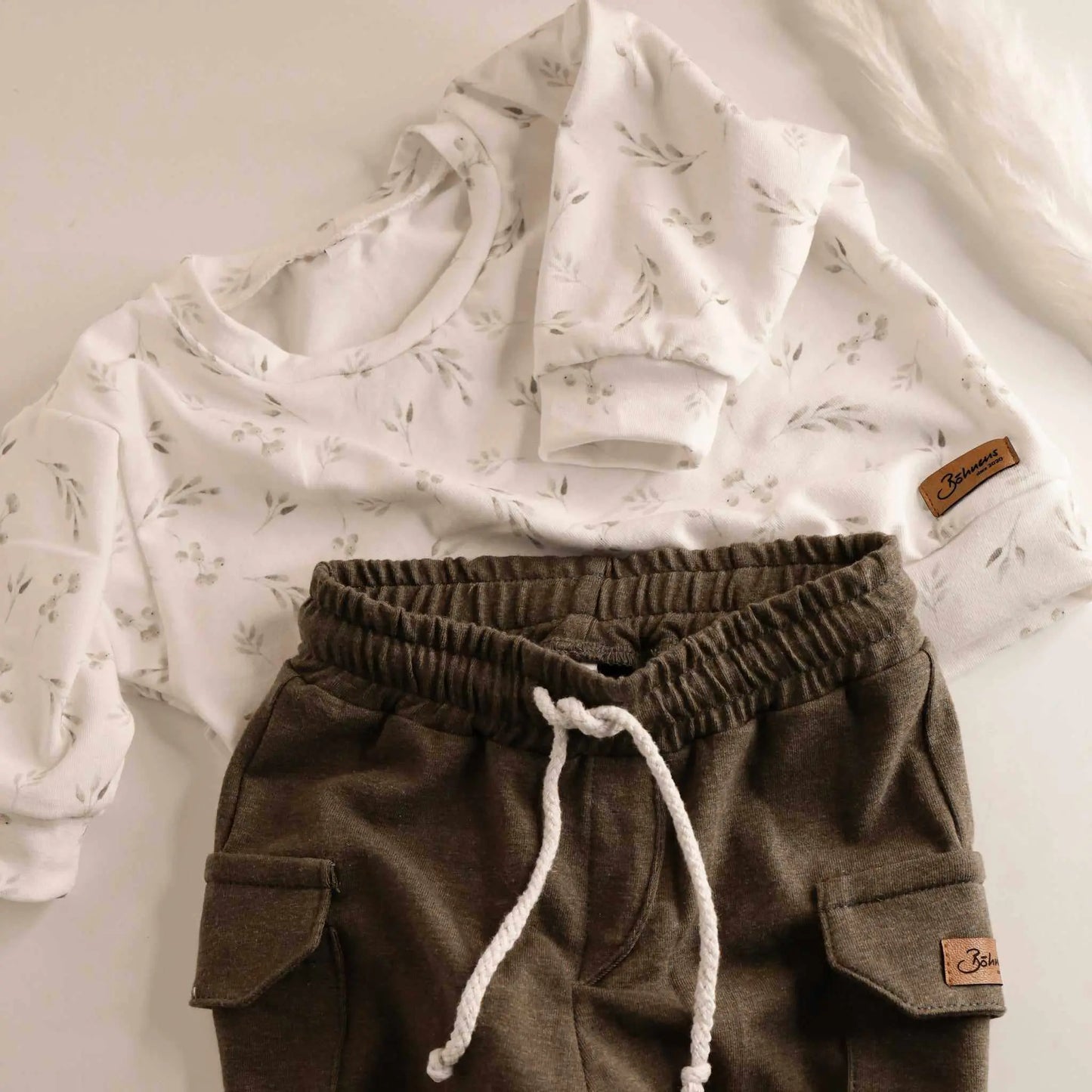 Oversize Pullover "Mediterrane Zweige"Handgemachte Kindermode erfreut sich immer grösserer Beliebtheit. Ein besonderes Highlight ist der Oversize Pullover "Mediterrane Zweige", der sowohl für den lässigeOversize PulloverBöhnens