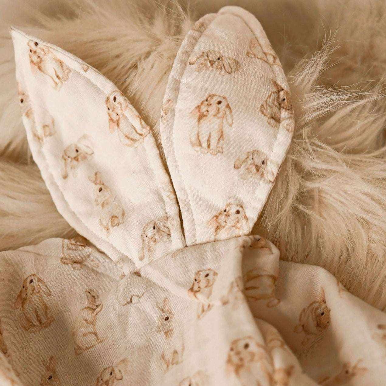 Schmusetuch Hase "Häschen"Das süsse Hasentuch ist ein zauberhaftes Geburtsgeschenk oder Mitbringsel für die Allerkleinsten. Handgenäht aus Musselin, wird es der kleine Spatz zum Schmusen und Schmusetuch Hase "Böhnens