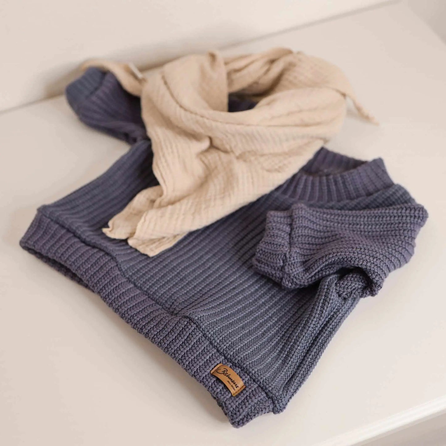 Oversize Pullover aus GrobstrickHandgemachte Kindermode erfreut sich immer grösserer Beliebtheit. Ein besonderes Highlight ist der Oversize Pullover aus Grobstrick, der sowohl für den lässigen LookOversize Pullover aus GrobstrickBöhnens