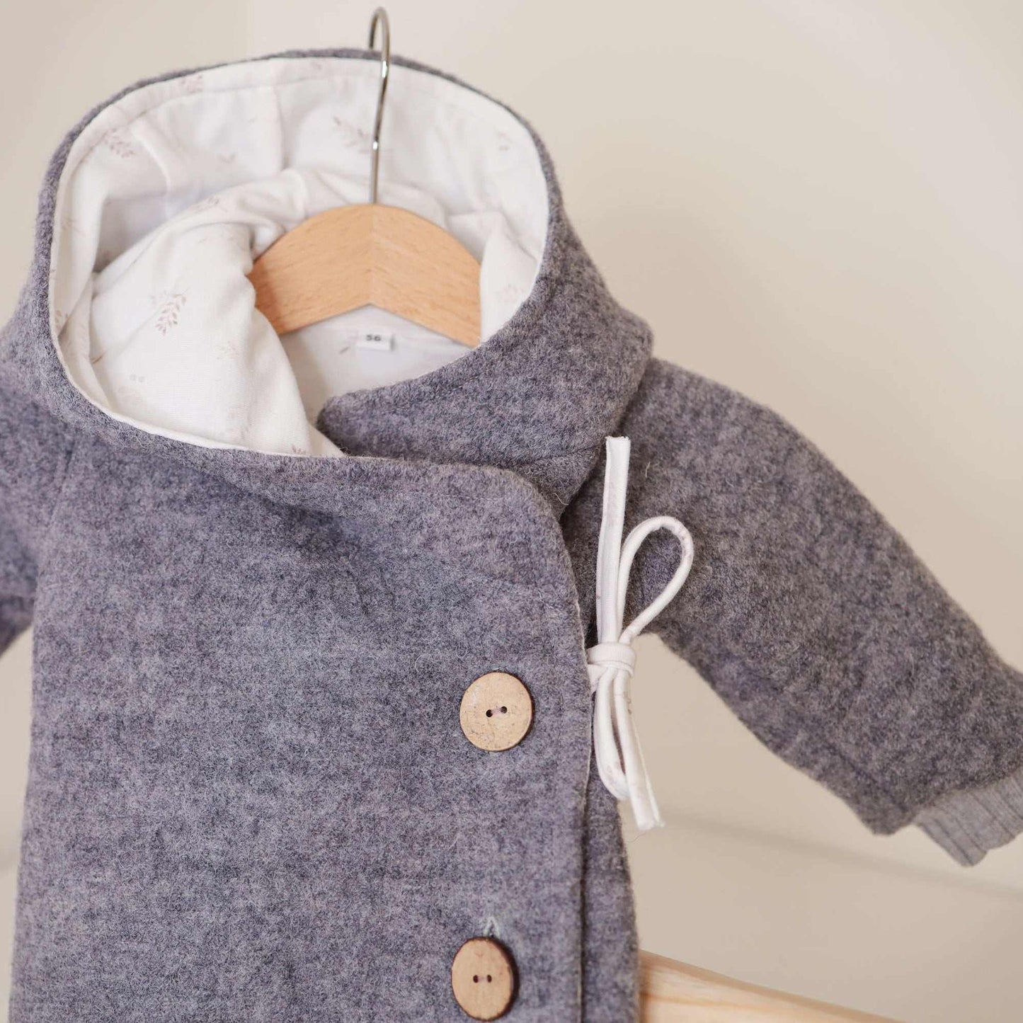 Wollwalk-Overall „Hellgrau“Beim Wickelwalker handelt es sich um einen schönen Wollwalk-Overall für die Kleinsten.
Eigenschaften:- aussen 100% mulesingfreie Schurwolle- Innenfutter aus Jersey- Wollwalk-OverallBöhnens