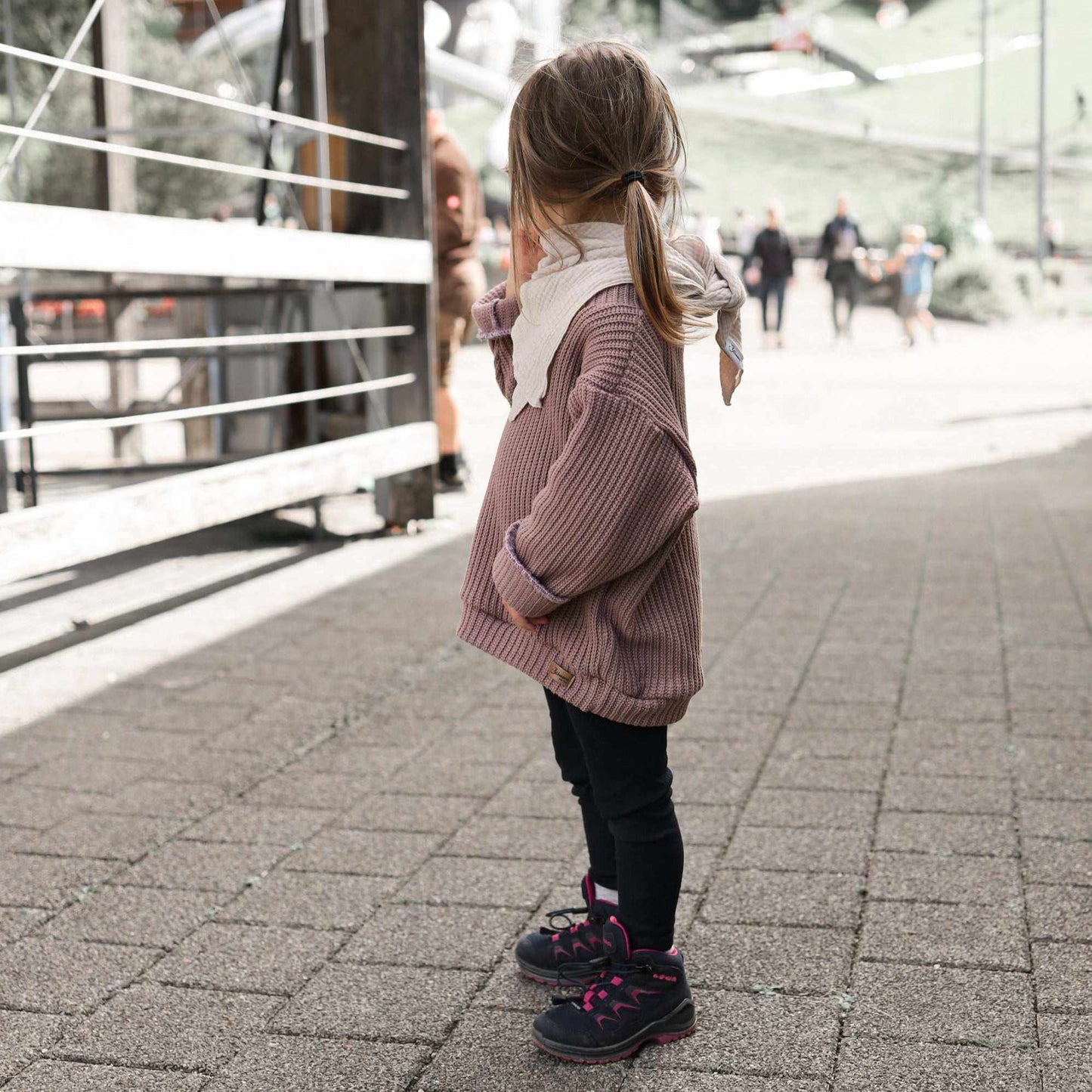 Oversize Pullover aus GrobstrickHandgemachte Kindermode erfreut sich immer grösserer Beliebtheit. Ein besonderes Highlight ist der Oversize Pullover aus Grobstrick, der sowohl für den lässigen LookOversize Pullover aus GrobstrickBöhnens