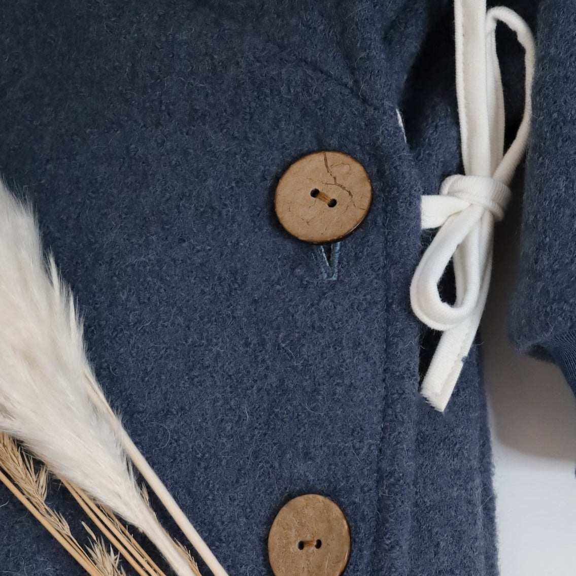 Wollwalk-Overall „Jeansblau“Beim Wickelwalker handelt es sich um einen schönen Wollwalk-Overall für die Kleinsten.
Eigenschaften:- aussen 100% mulesingfreie Schurwolle- Innenfutter aus Jersey- Wollwalk-OverallBöhnens