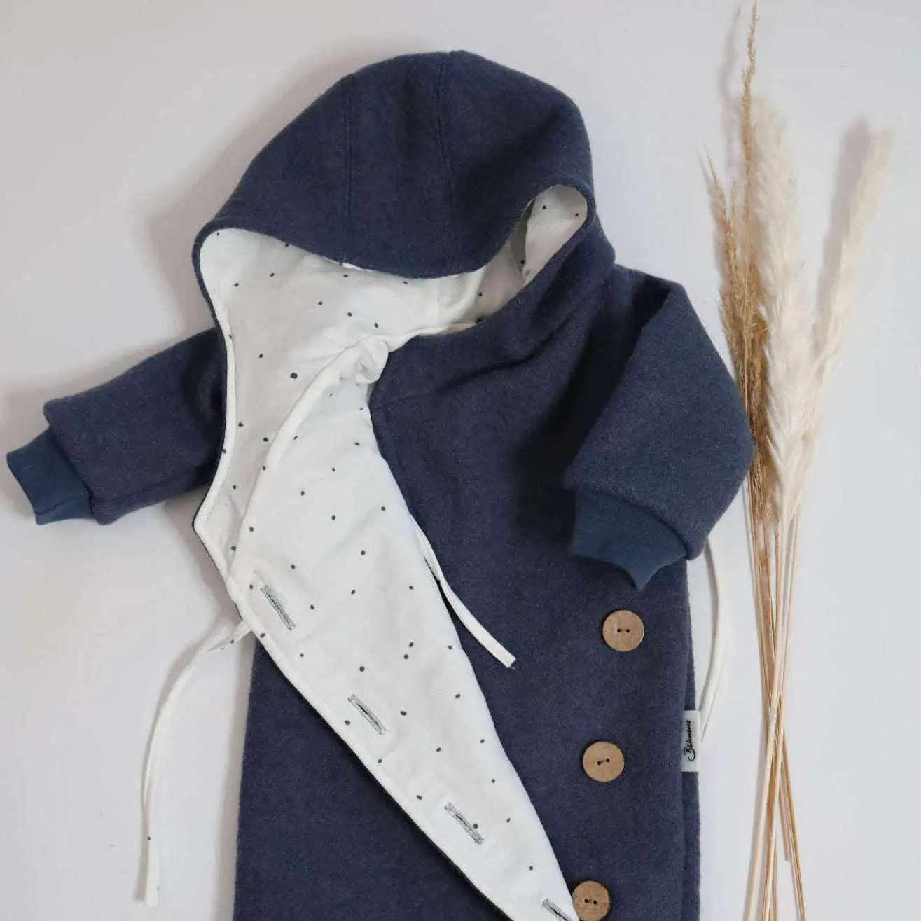 Wollwalk-Overall „Jeansblau“Beim Wickelwalker handelt es sich um einen schönen Wollwalk-Overall für die Kleinsten.
Eigenschaften:- aussen 100% mulesingfreie Schurwolle- Innenfutter aus Jersey- Wollwalk-OverallBöhnens