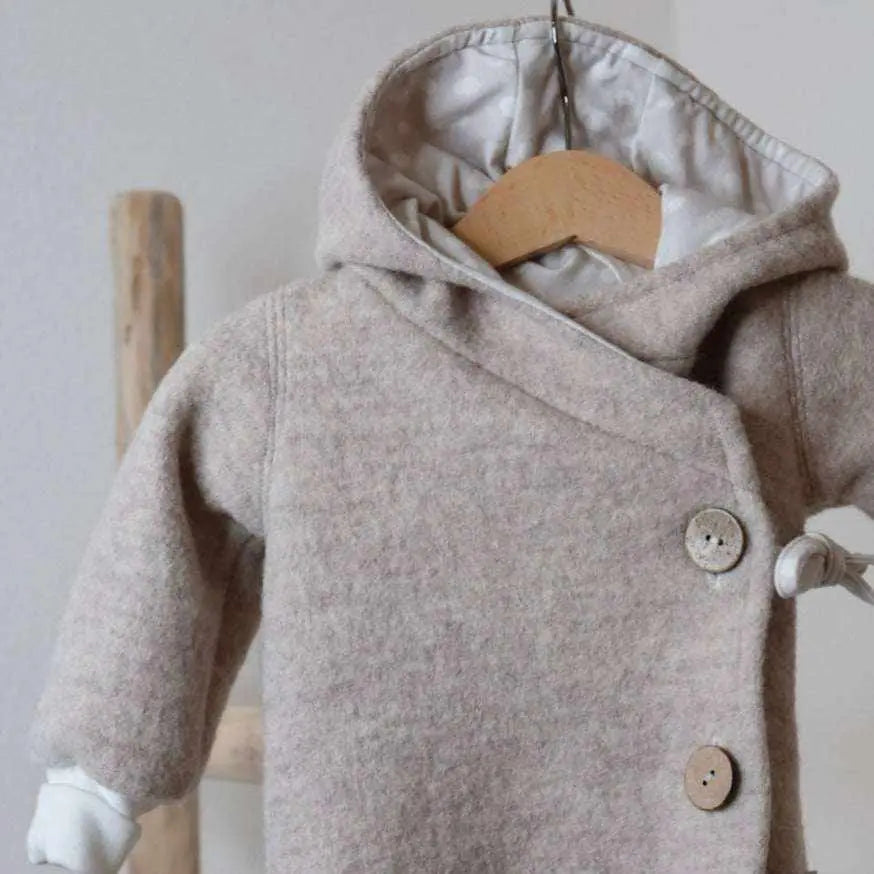 Wollwalk-Overall „Naturweiss“Beim Wickelwalker handelt es sich um einen schönen Wollwalk-Overall für die Kleinsten.
Eigenschaften:- aussen 100% mulesingfreie Schurwolle- Innenfutter aus Jersey- Wollwalk-OverallBöhnens