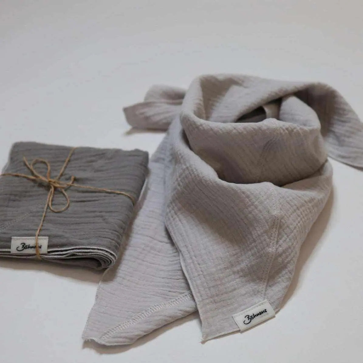 Halstuch dunkelgrauUnser weicher Musselin ist einfach der perfekte Begleiter für dein Kleines! Ob als Halstuch oder als Spucktuch – es hat vielerlei Einsatzmöglichkeiten.
Grösse: 60x60Halstuch dunkelgrauBöhnens