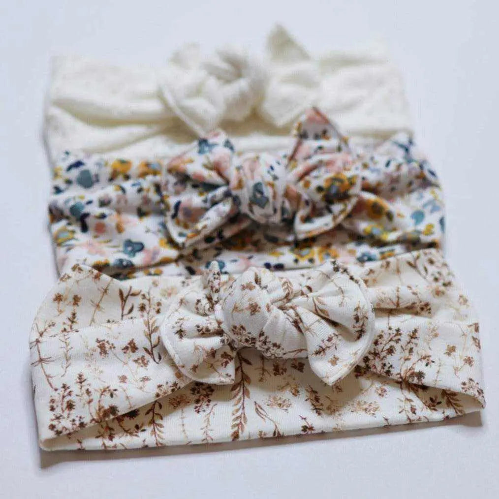 Haarband 2-4 MonateDas Haarband ist ein absolut süsser Hingucker und ist dank des Jersey-Stoffs auch dehnbar.
Hinweis: Bitte beachte, dass die Stoffmuster je nach Zuschnitt und die FarHaarband 2-4 MonateBöhnens