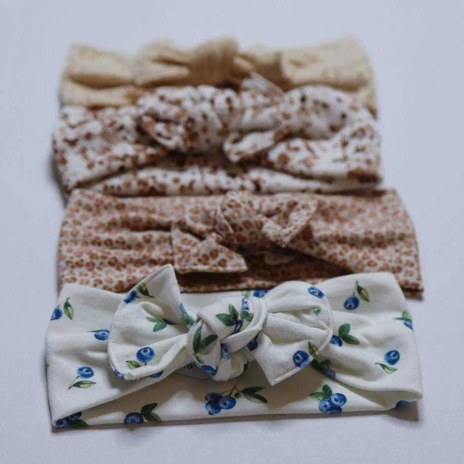 Haarband 6-12 MonateDas Haarband ist ein absolut süsser Hingucker und ist dank des Jersey-Stoffs auch dehnbar.
Hinweis: Bitte beachte, dass die Stoffmuster je nach Zuschnitt und die FarHaarband 6-12 MonateBöhnens