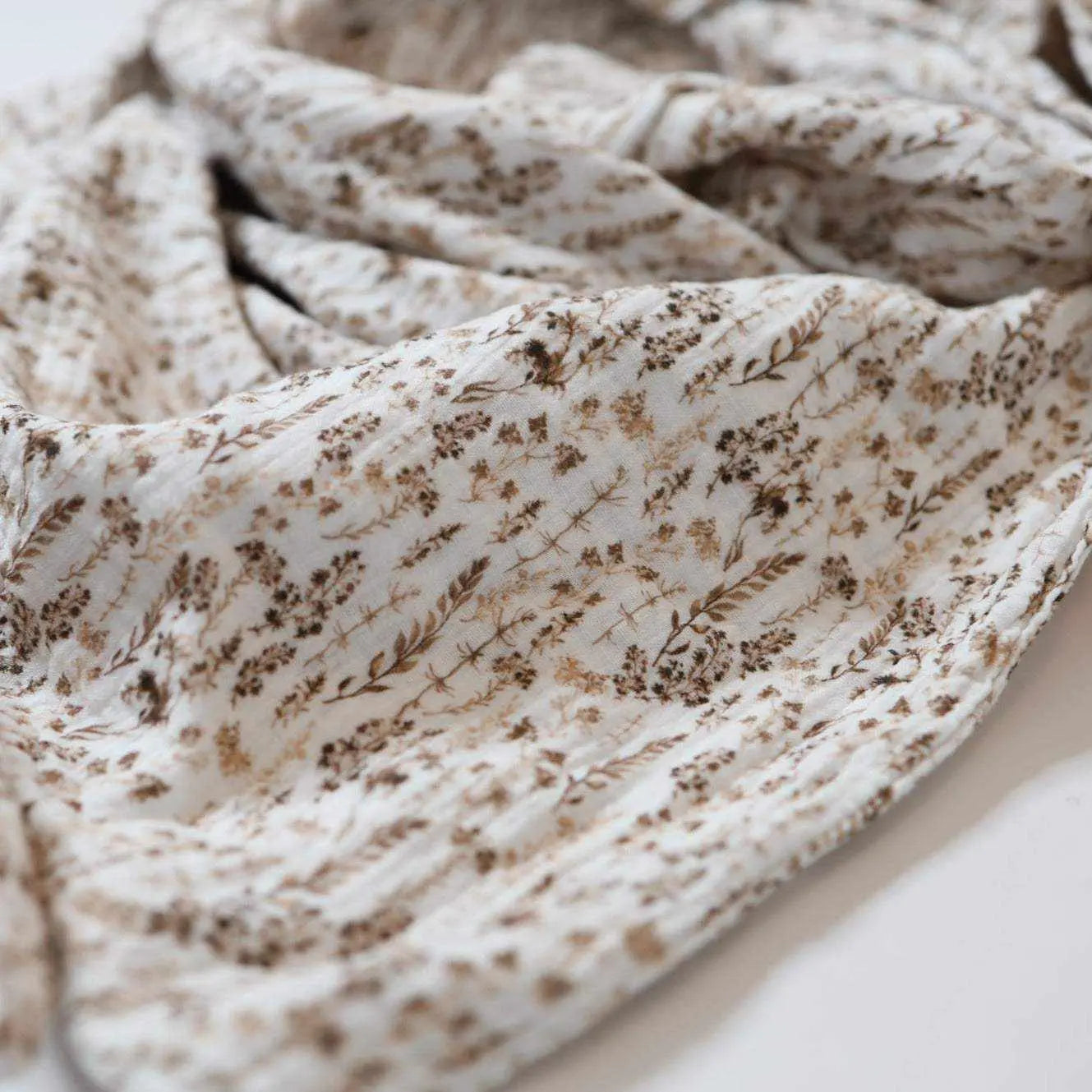 Musselinschal Erwachsene "Trockenblumen" 240x100cmUnsere Musselinschals bringen Farbe in deinen Kleiderschrank und erhöhen den Kuschelfaktor! Sie bestehen zu 100% aus Baumwolle.Die Masse des Dreieckstuch ist in ca. Musselinschal ErwachseneBöhnens