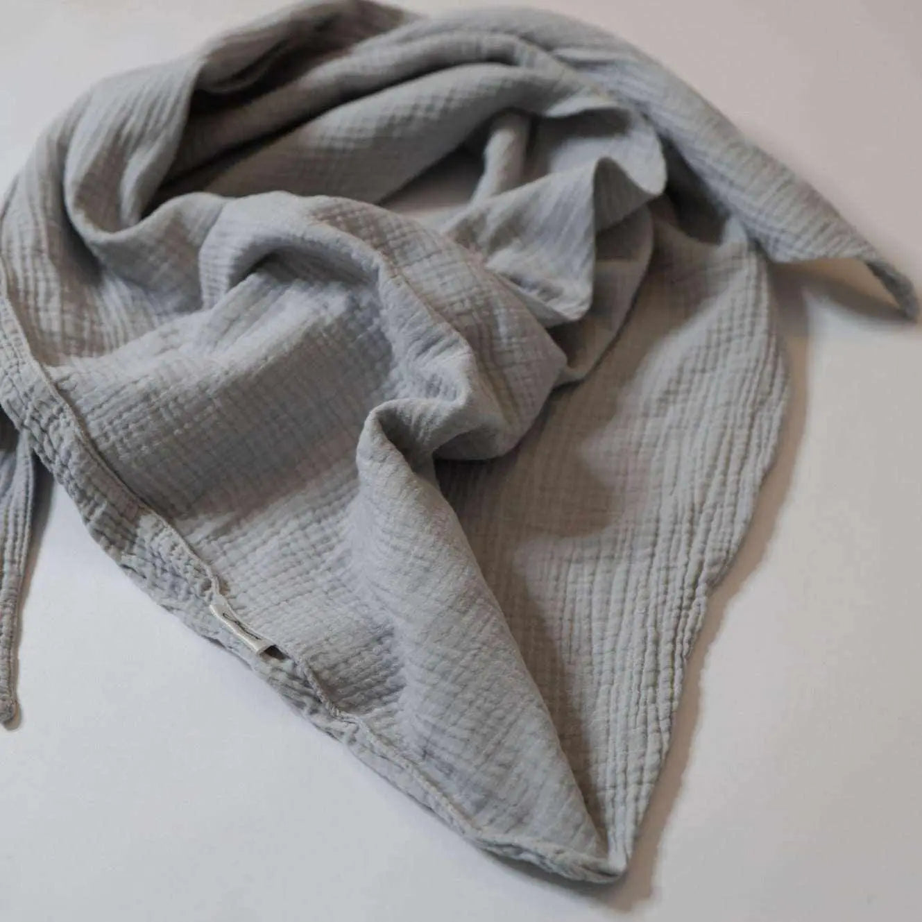 Musselinschal Erwachsene "hellgrau" 240x100cmUnsere Musselinschals bringen Farbe in deinen Kleiderschrank und erhöhen den Kuschelfaktor! Sie bestehen zu 100% aus Baumwolle.Die Masse des Dreieckstuch ist in ca. Musselinschal ErwachseneBöhnens