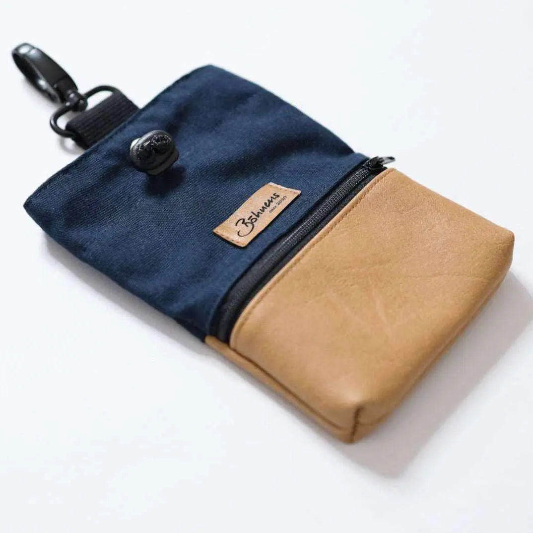 Läckerli-Bags aus KunstlederLäckerli Bags, für Hundehalter ein "must have". Die Läckerlis sind schnell griffbereit und gut verstaut.Der Aussenstoff ist ein Canvas Stoff, auch bekannt als Segeltäckerli-Bags aus KunstlederBöhnens