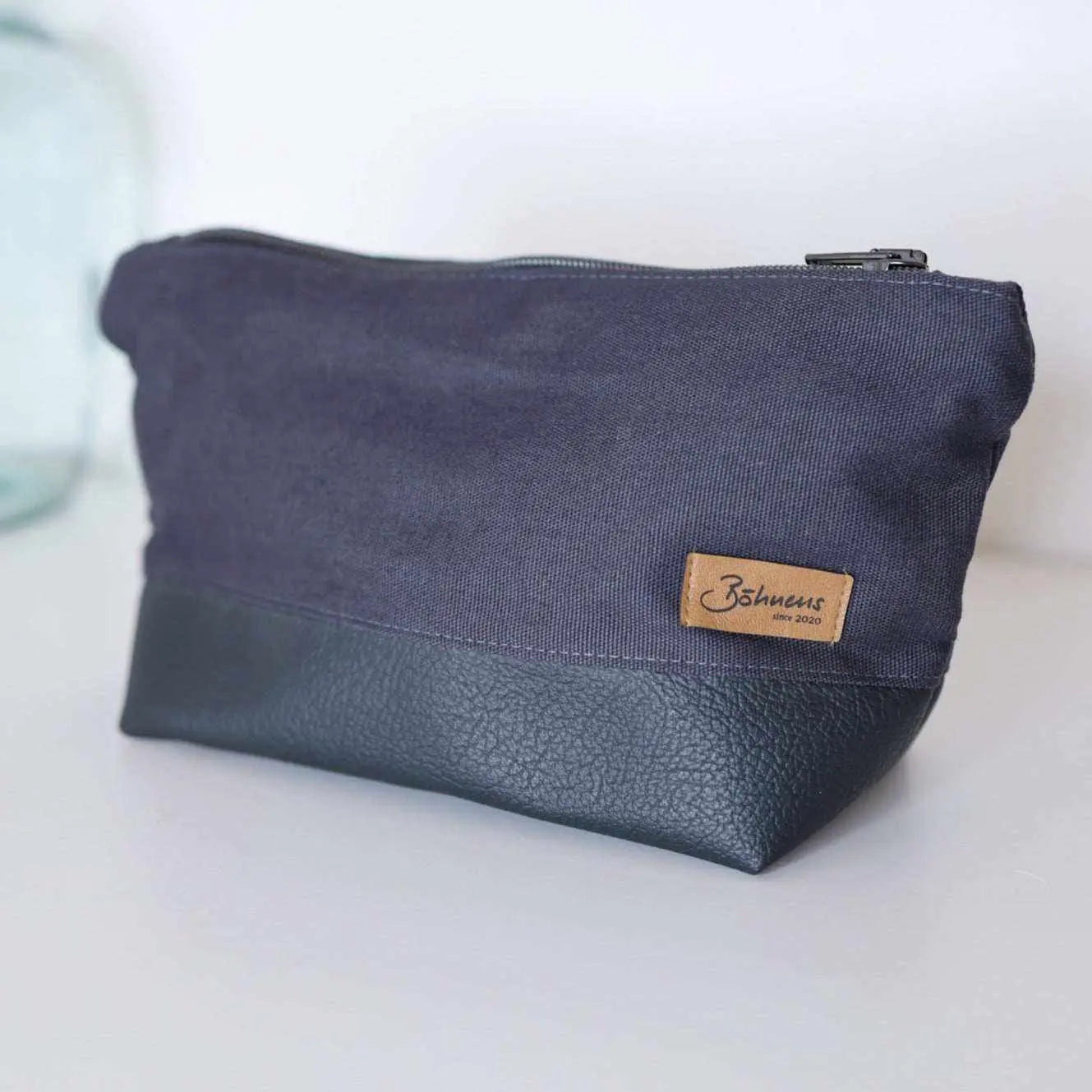 Necessaire "Anthrazit"Wie findest du diesen Canvas? Passt doch perfekt zum dunklen Kunstleder, nicht? Für die Reinigung im Innenbereich einfach nur feucht abwischen. (Klingt nach einem saNecessaire "Anthrazit"Böhnens