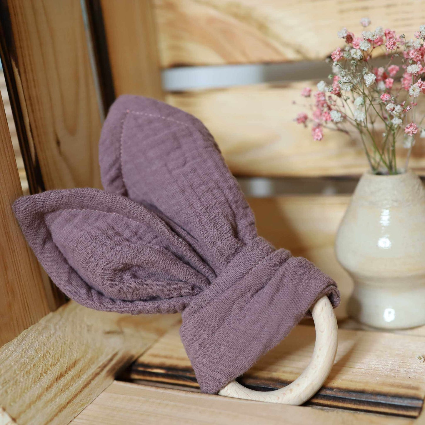 Beissring für Babys mit Knisterohren lilaDer Beissring für Babys mit Knisterohren lila ist genau richtig für kleine Babyhände. Sie sind sehr gut zum halten und die Ohren knistern so toll bei Berührung. Der Beissring für BabysBöhnens