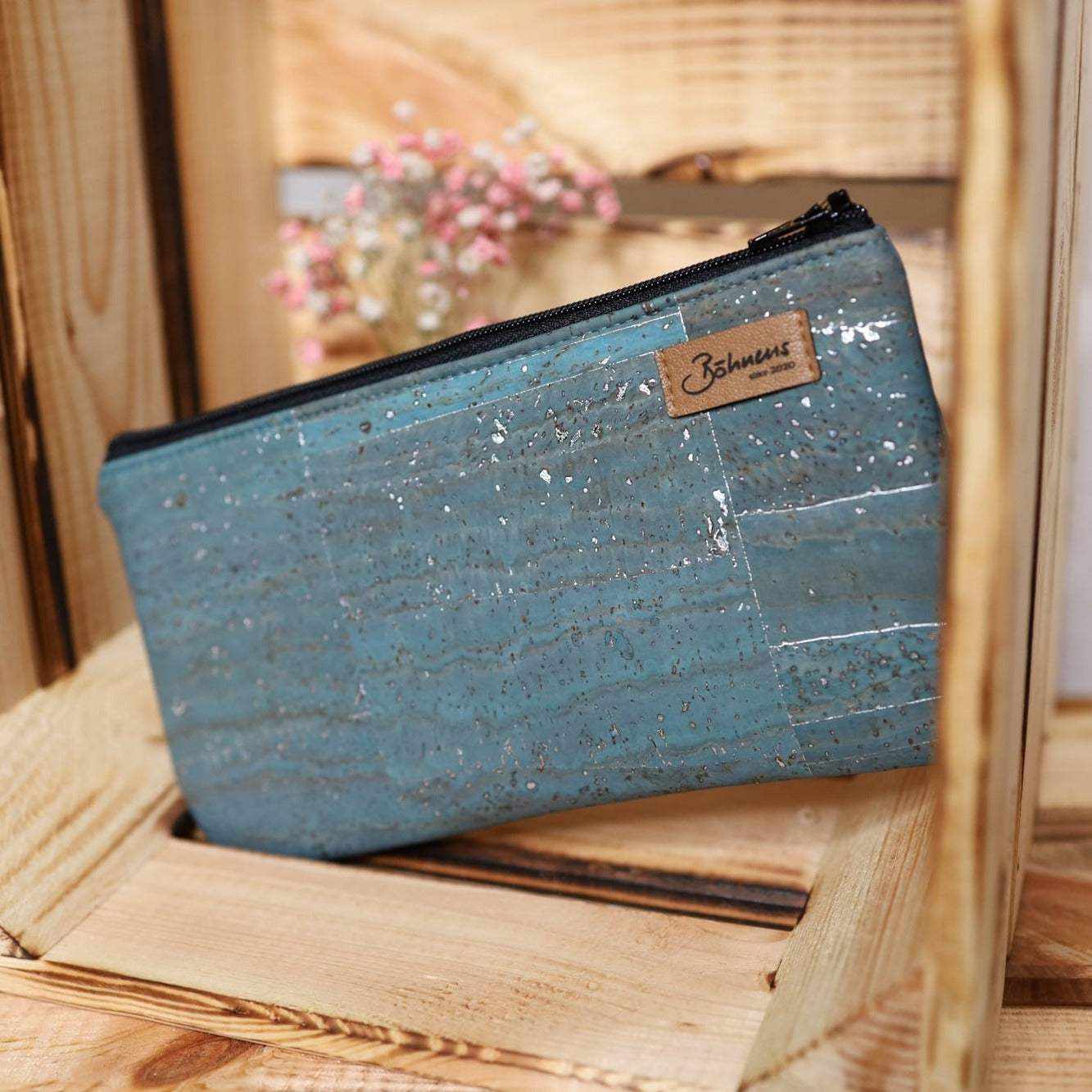 Kleine Kosmetiktaschen "Bunt"Brauchst du ein Täschchen für deine Schminkstifte oder andere Kleinigkeiten? Unsere Kosmetik-Täschchen aus Kork werden zu deinem täglichen Begleiter.Das Innere des TKleine Kosmetiktaschen "Bunt"Böhnens