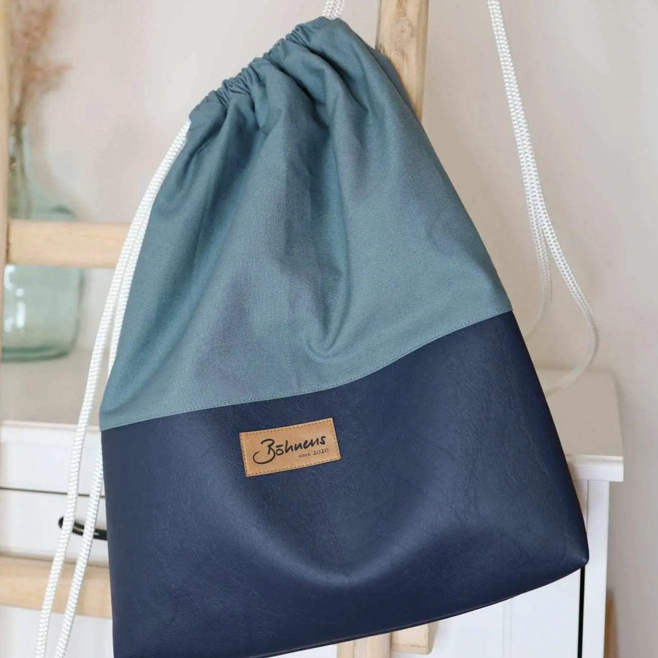 Sportbag Seeblau aus Heavy Canvas mit dunkelblauem Kunstleder-Boden, höhenverstellbar, mit kleiner Innentasche.