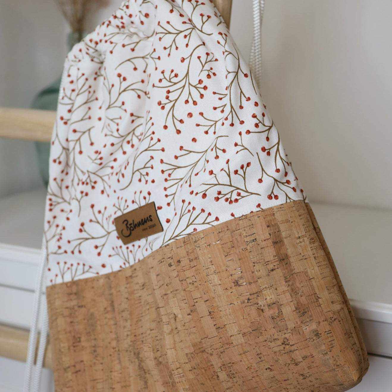 Hochwertiger Sportbag Beerenzweig aus Canvas und Kork mit verstellbaren Seilen und Innentasche.