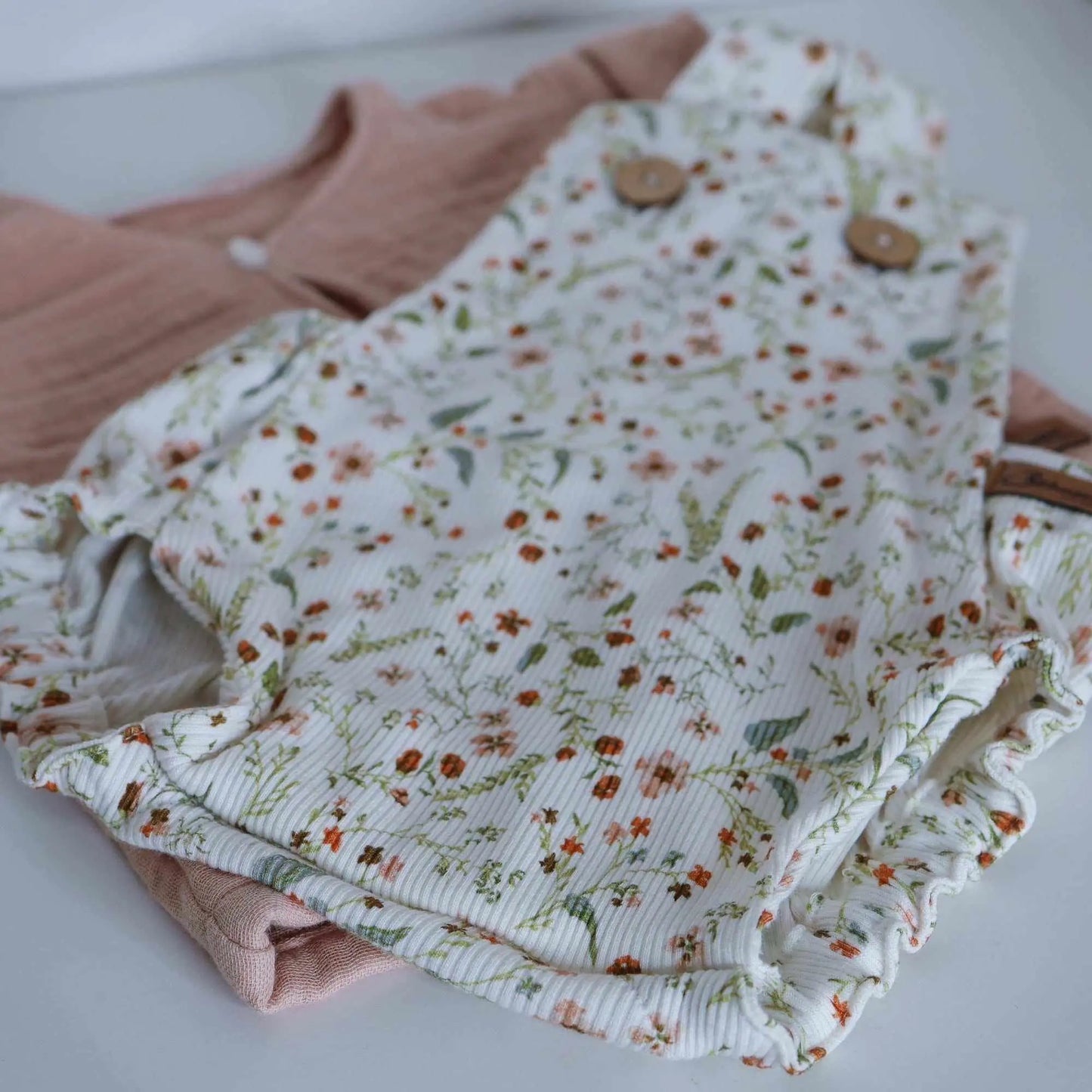 Sommerromper Millefleurs aus Rib Jersey mit Blumenmuster, ideal für warme Tage.