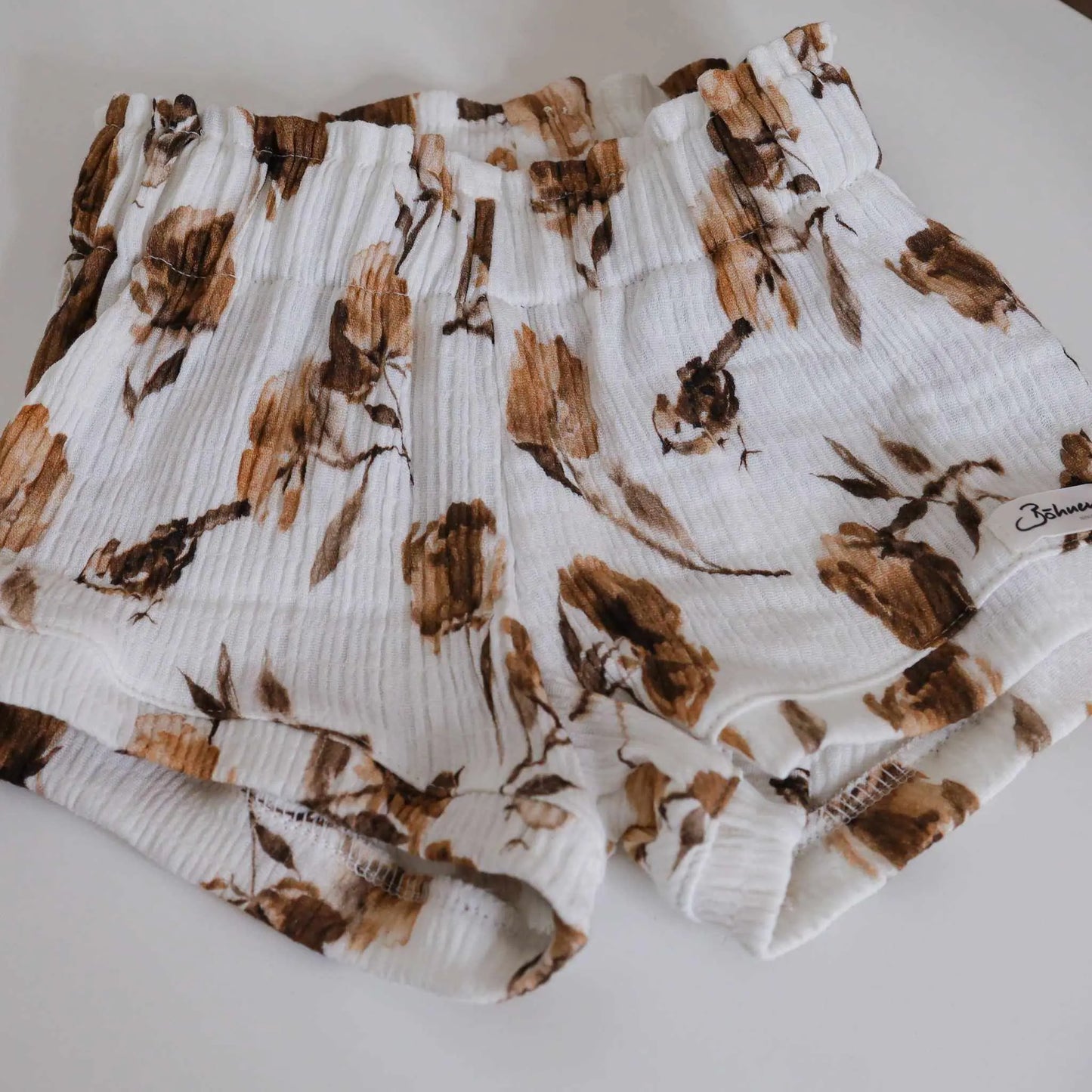 Kurze, geblümte Sunnyshorts Spatz aus Musselin, ideal für den Sommer.