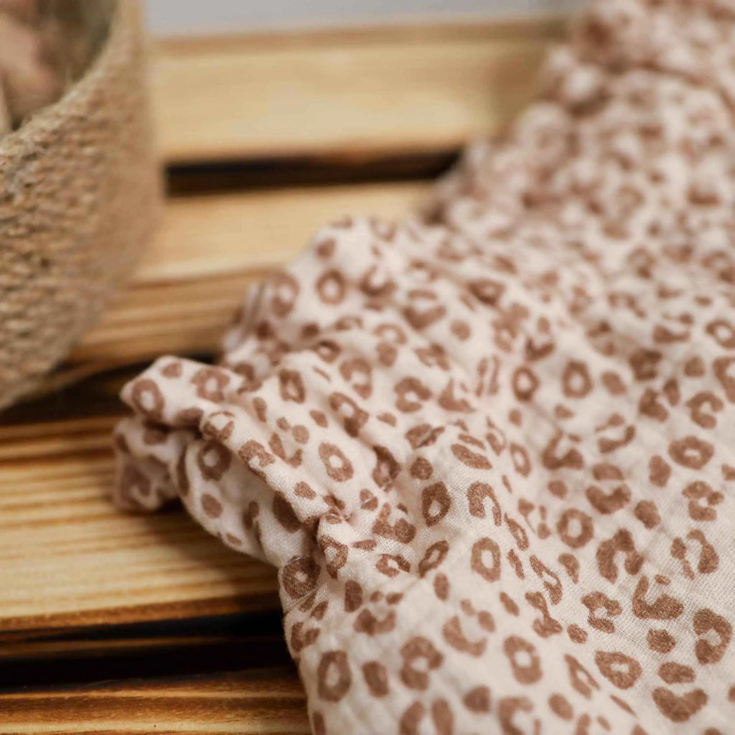 Sunnyshorts mit Leomuster, leicht und luftig, handgefertigt aus hochwertigem Musselin.