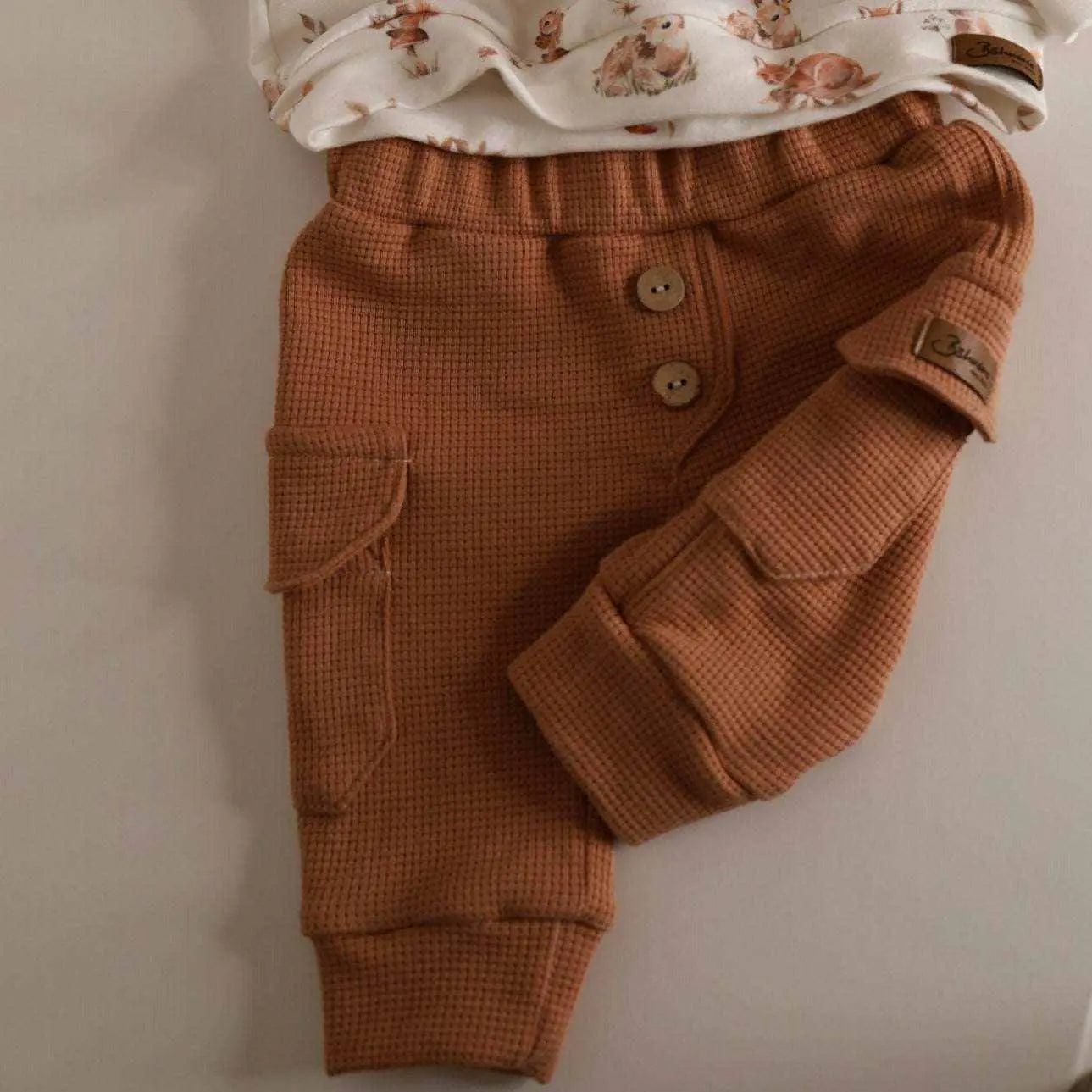 Baggy Pants PeachGemütliche und lässige Baggy Pants Kamel aus Waffle Knit Jersey. Ob für ganz Kleine, grössere Räuber oder Prinzessinnen. Der coole Schnitt sieht einfach nur toll ausBaggy Pants aus Waffle KnitBöhnens