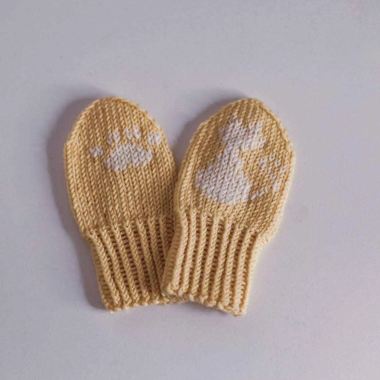 Fäustlinge Baby bis ca. 1 Jährig "Kätzchen"Schütze dein Baby vor der Kälte mit diesen zauberhaften Fäustlingen! Handgestrickt aus weicher Merino-Wolle, geben sie nicht nur warm, sondern sind auch süss anzusehFäustlinge BabyBöhnens
