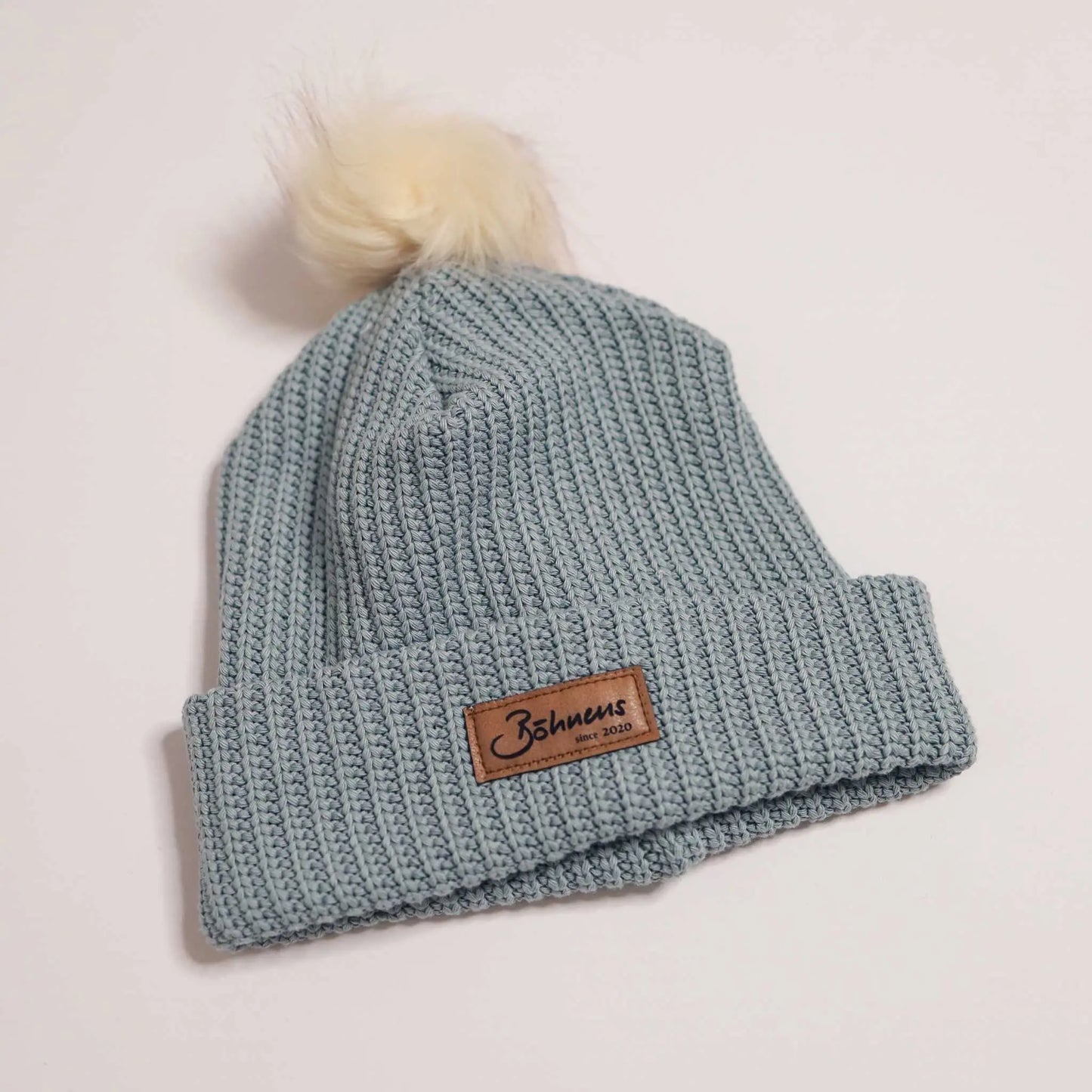 Grobstrickmütze für Kids in Altgrün mit Bommel.
