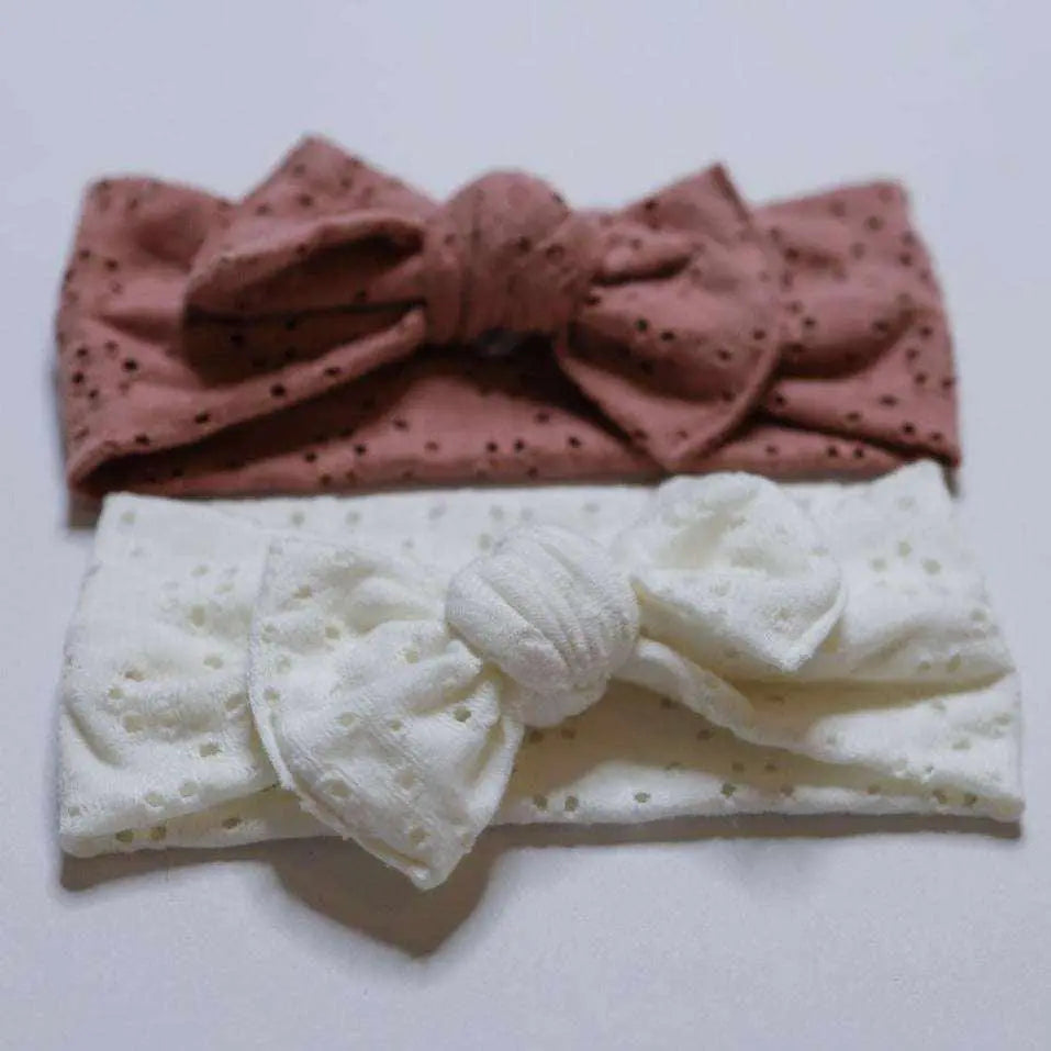 Haarband 0-2 MonateDas Haarband ist ein absolut süsser Hingucker und ist dank des Jersey-Stoffs auch dehnbar.
Hinweis: Bitte beachte, dass die Stoffmuster je nach Zuschnitt und die FarHaarband 0-2 MonateBöhnens