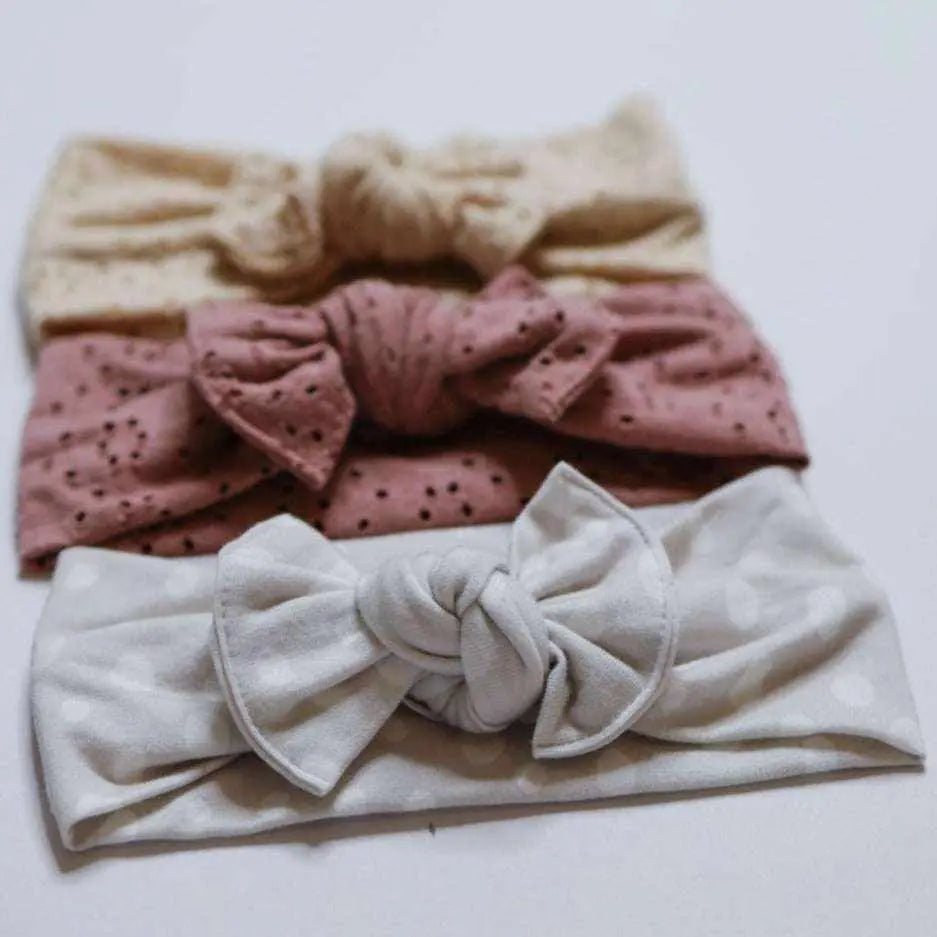 Haarband 4-6 MonateDas Haarband ist ein absolut süsser Hingucker und ist dank des Jersey-Stoffs auch dehnbar.
Hinweis: Bitte beachte, dass die Stoffmuster je nach Zuschnitt und die FarHaarband 4-6 MonateBöhnens