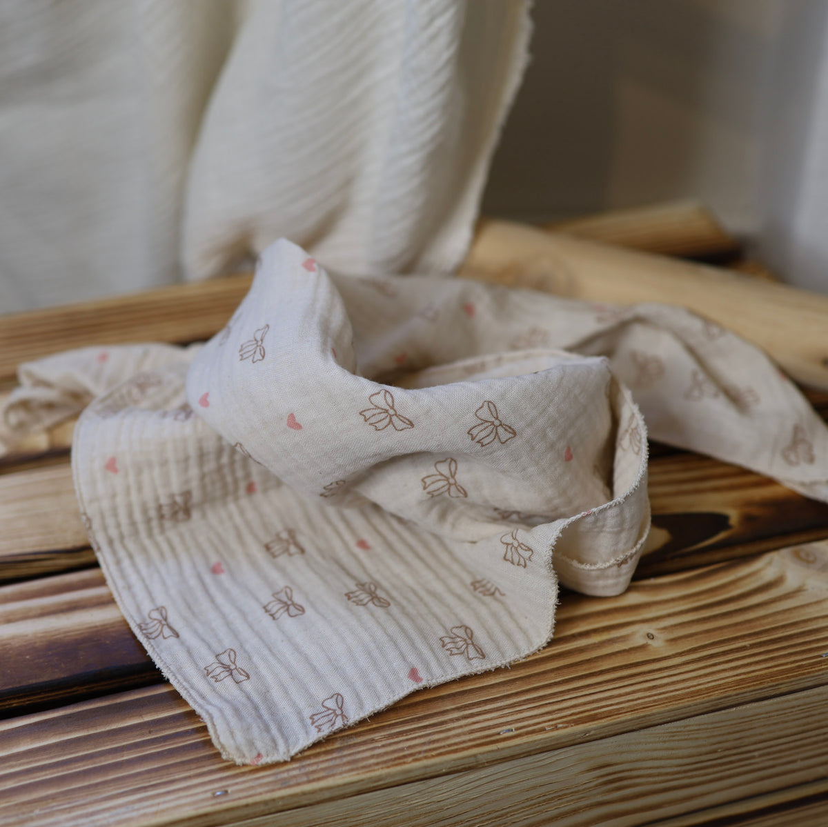 Musselin Halstuch für Babys aus Baumwolle in Creme mit Schleifchen und rosa Herzchen